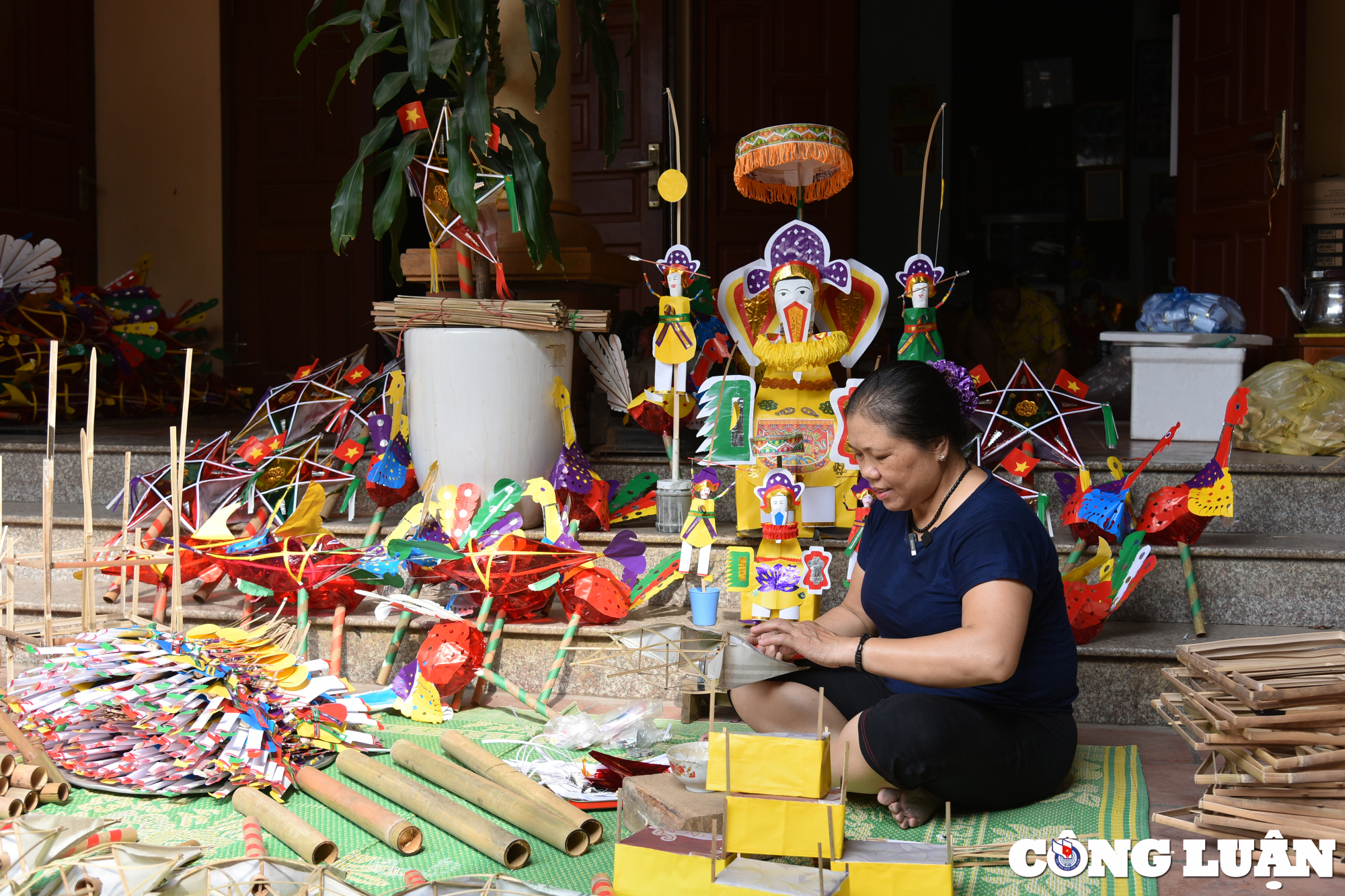 nguoi thoi hon vao nhung chiec den ong sao trung thu o lang hau ai hinh 1