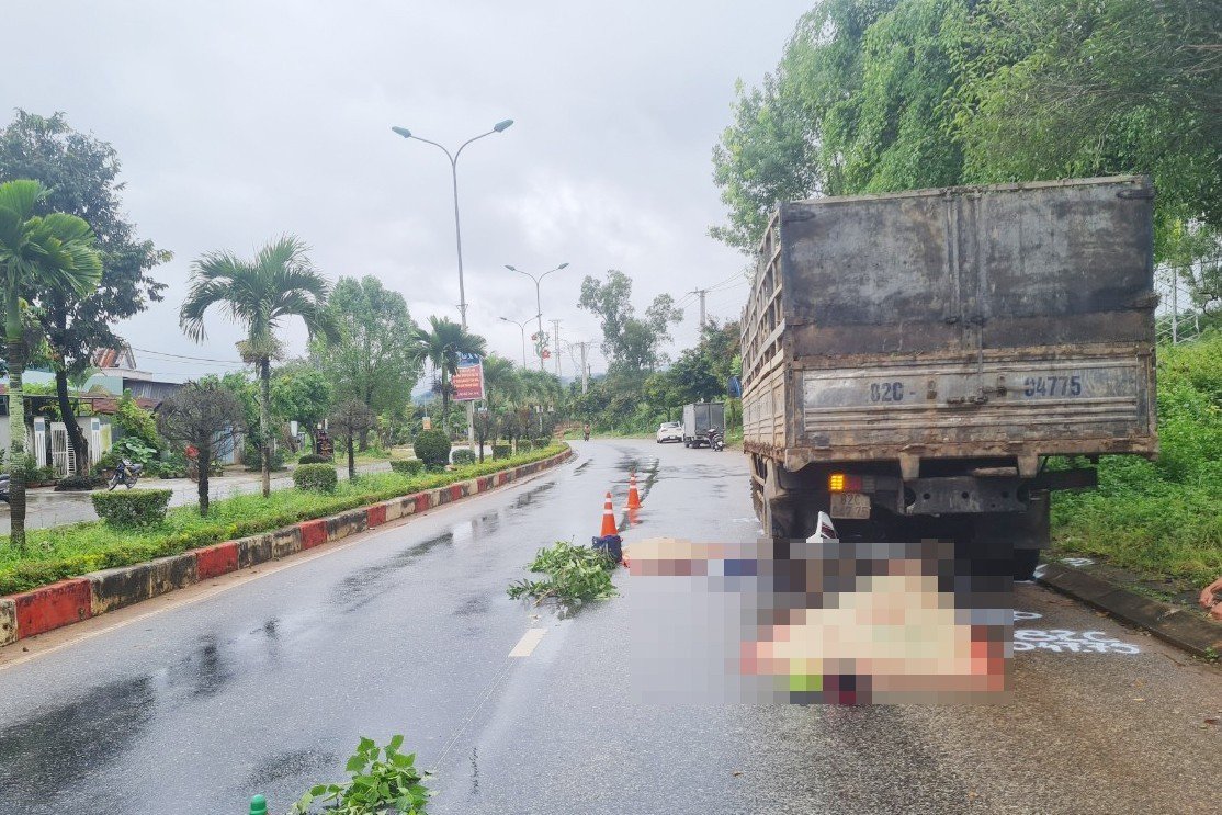 kon tum dam vao xe tai do ben duong 2 nguoi tren xe may tu vong tai cho hinh 1