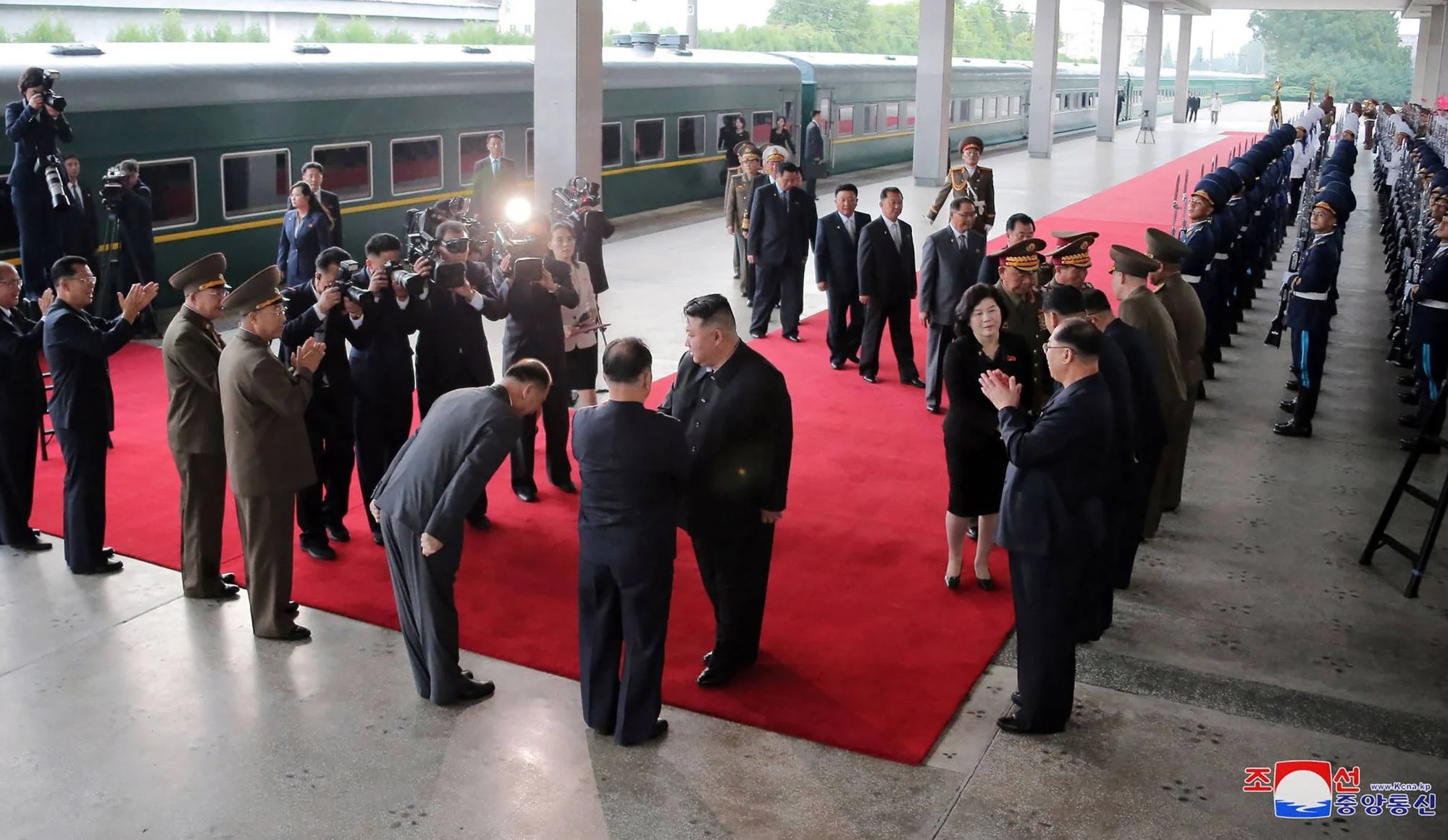 nha lanh dao trieu tien kim jong un den tham nga bang tau hoa hinh 1