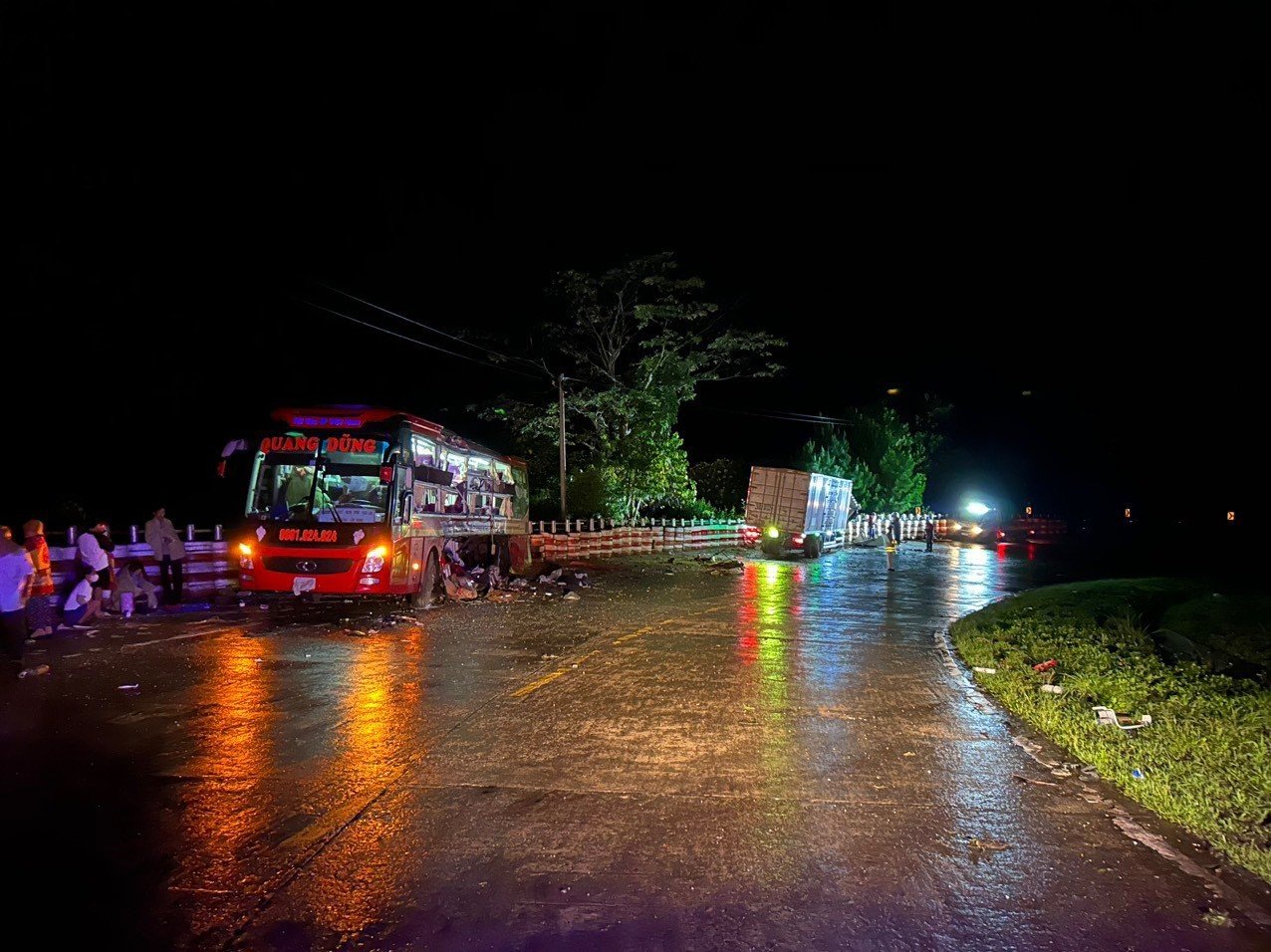 kon tum xe khach giuong nam va cham voi xe tai trong dem nhieu nguoi thuong vong hinh 1