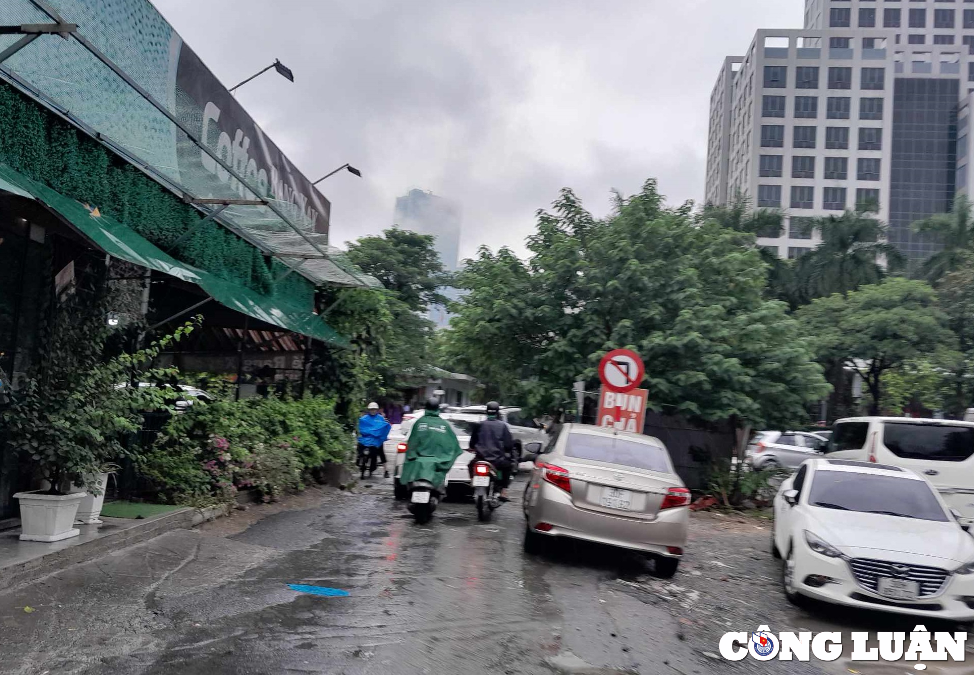 quan cau giay ha noi nguoi dan vat va di chuyen qua doan duong dau kho hinh 1