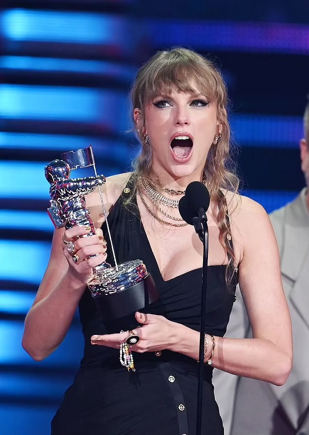 taylor swift soc khi mat vien kim cuong o le trao giai mtv vmas 2023 hinh 1