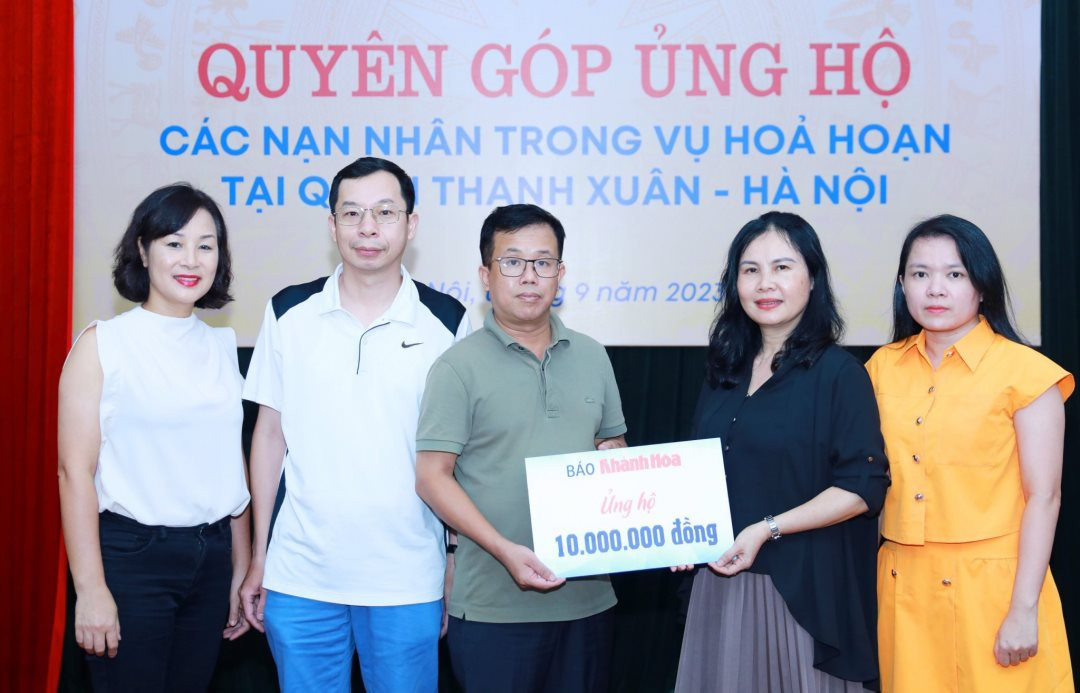 Báo Khánh Hòa trao tiền hỗ trợ các gia đình bị ảnh hưởng trong vụ cháy ở Thanh Xuân