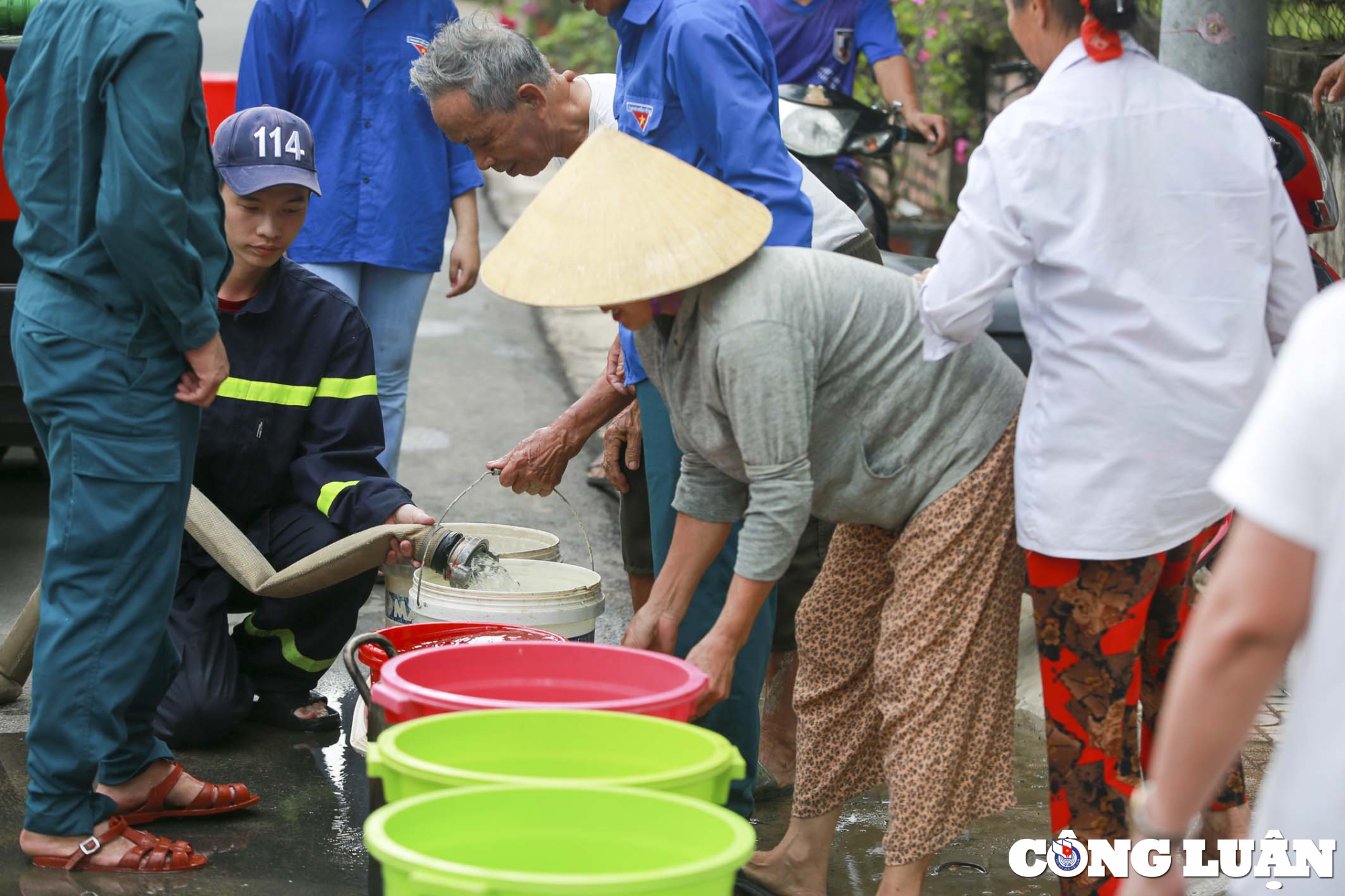 ha tinh xe cuu hoa dua nuoc sach ve tan nha dan hinh 5