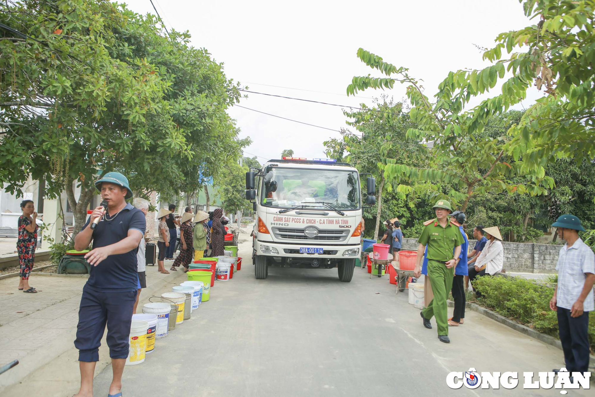 ha tinh xe cuu hoa dua nuoc sach ve tan nha dan hinh 2