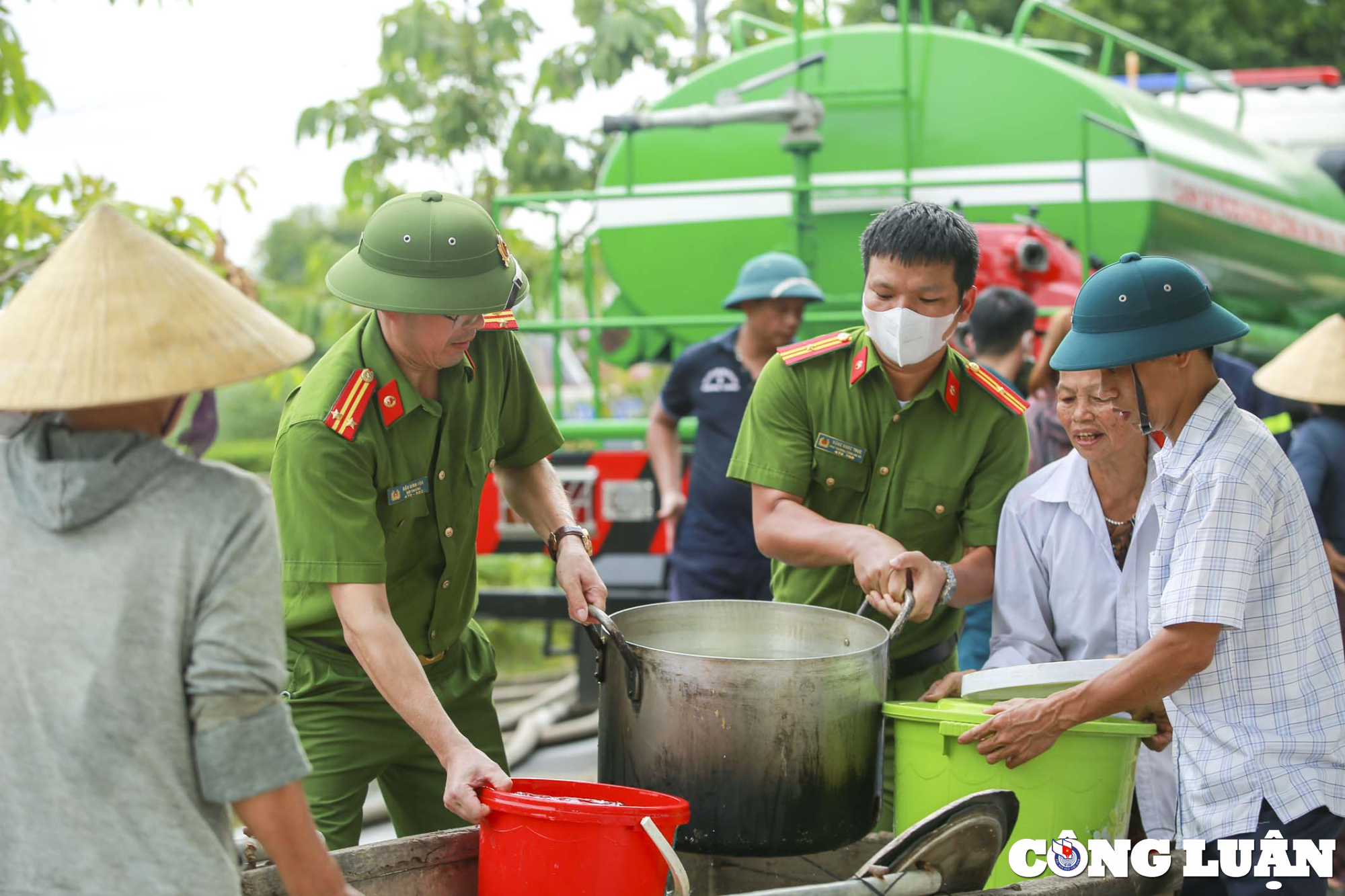 ha tinh xe cuu hoa dua nuoc sach ve tan nha dan hinh 9