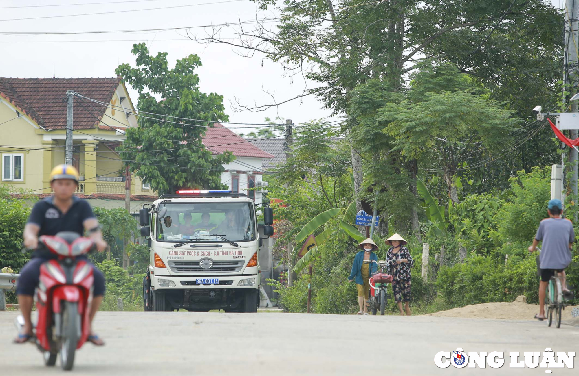 ha tinh xe cuu hoa dua nuoc sach ve tan nha dan hinh 1