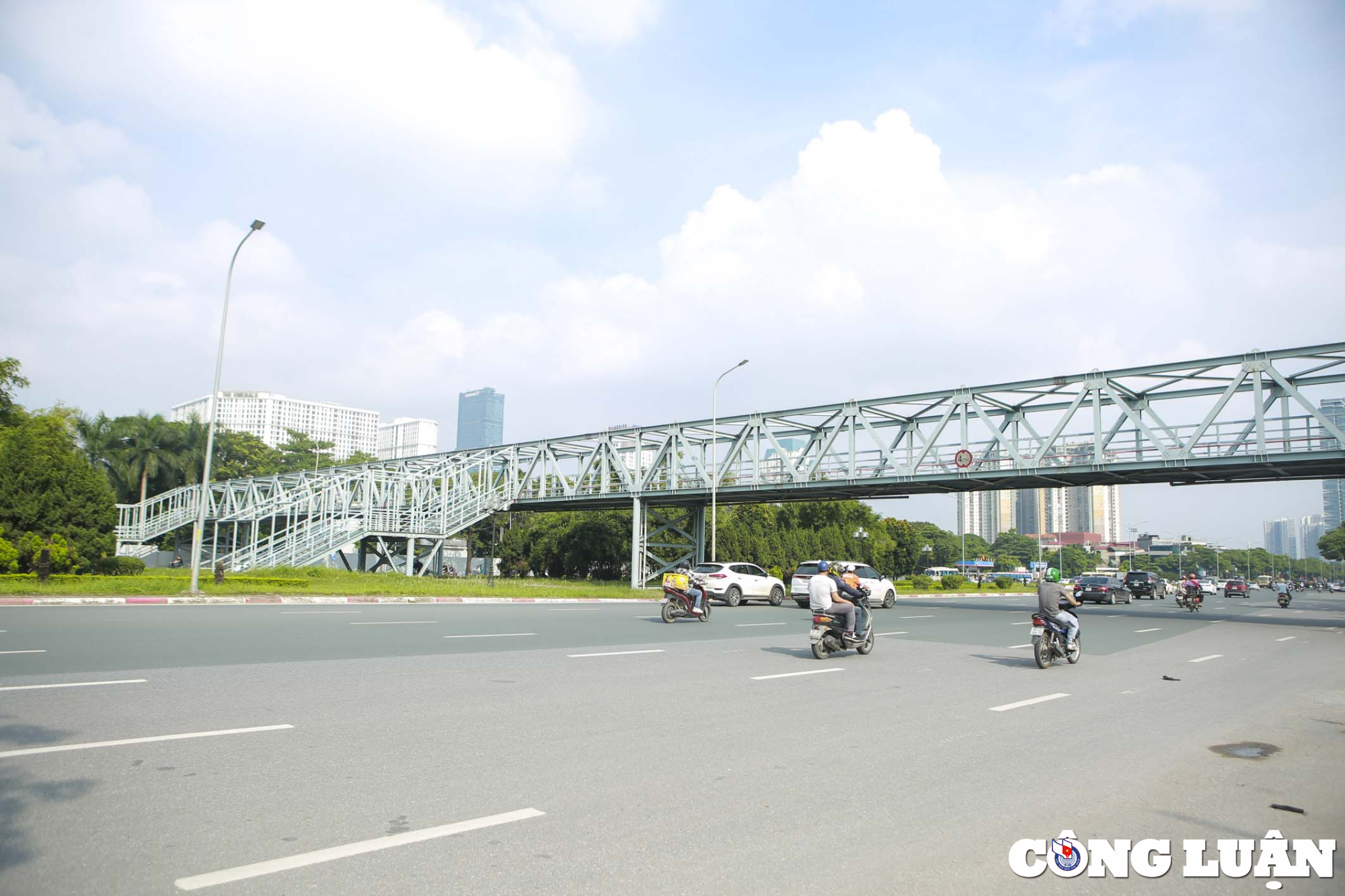 ha noi ky la cau vuot bo hanh dua nguoi di bo xuong vuon cay hinh 1