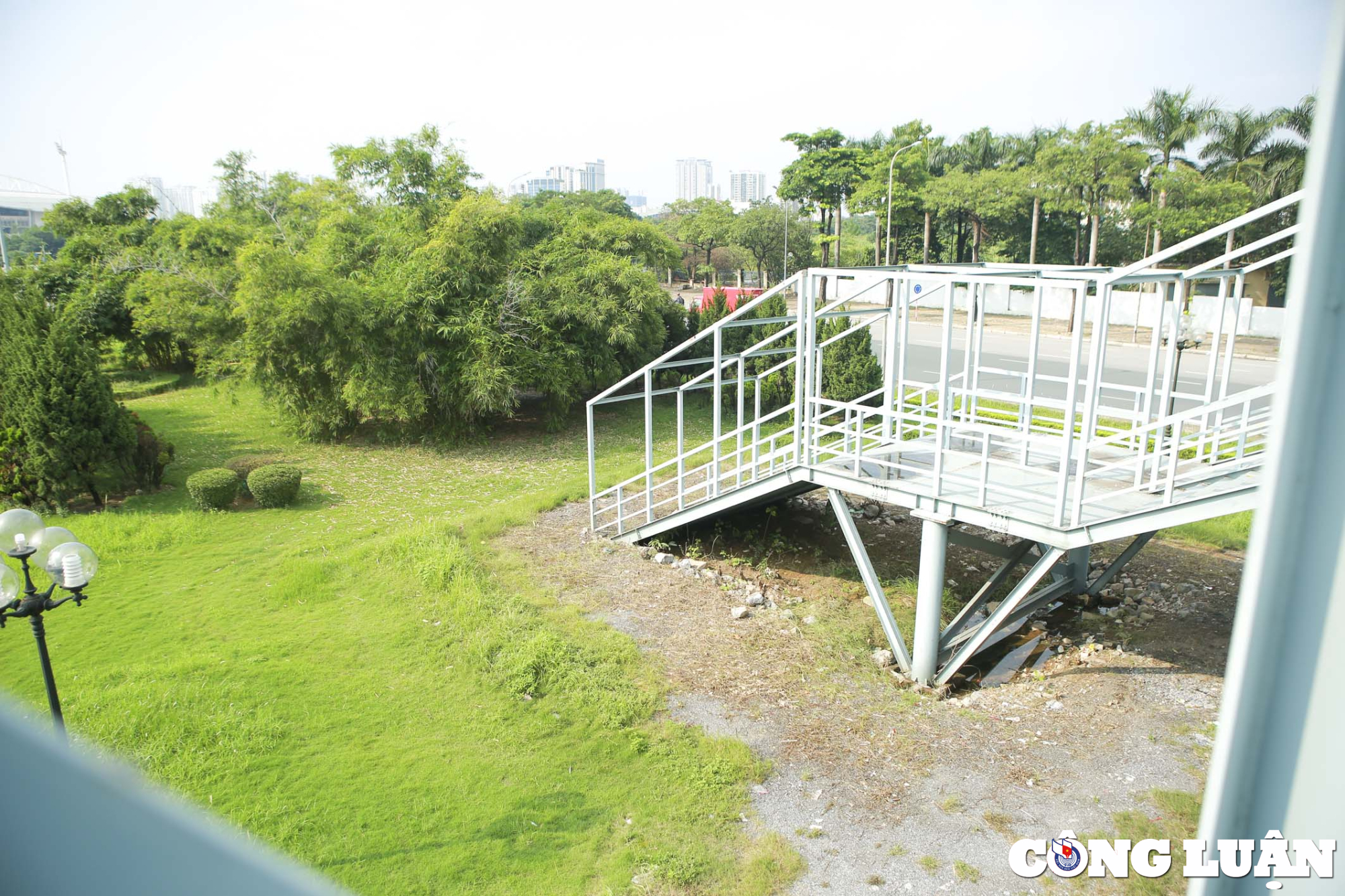 ha noi ky la cau vuot bo hanh dua nguoi di bo xuong vuon cay hinh 3