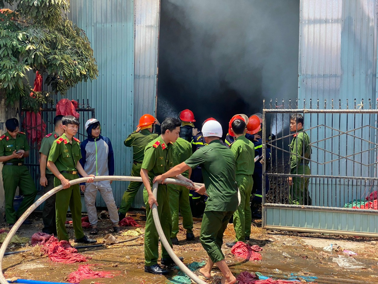 gia lai kho chua nong san boc chay ngun ngut giua trua hinh 2