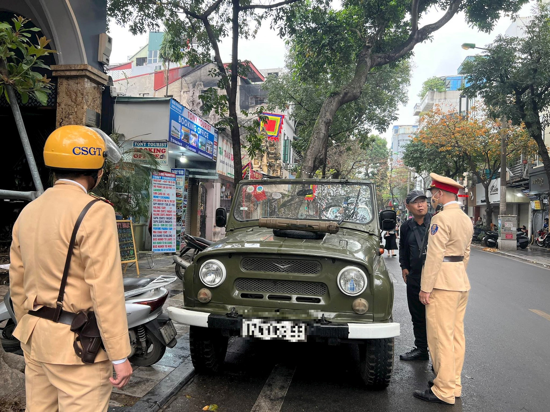 ha noi kiem soat hoat dong xe u oat uaz cho khach du lich trong pho co hinh 1