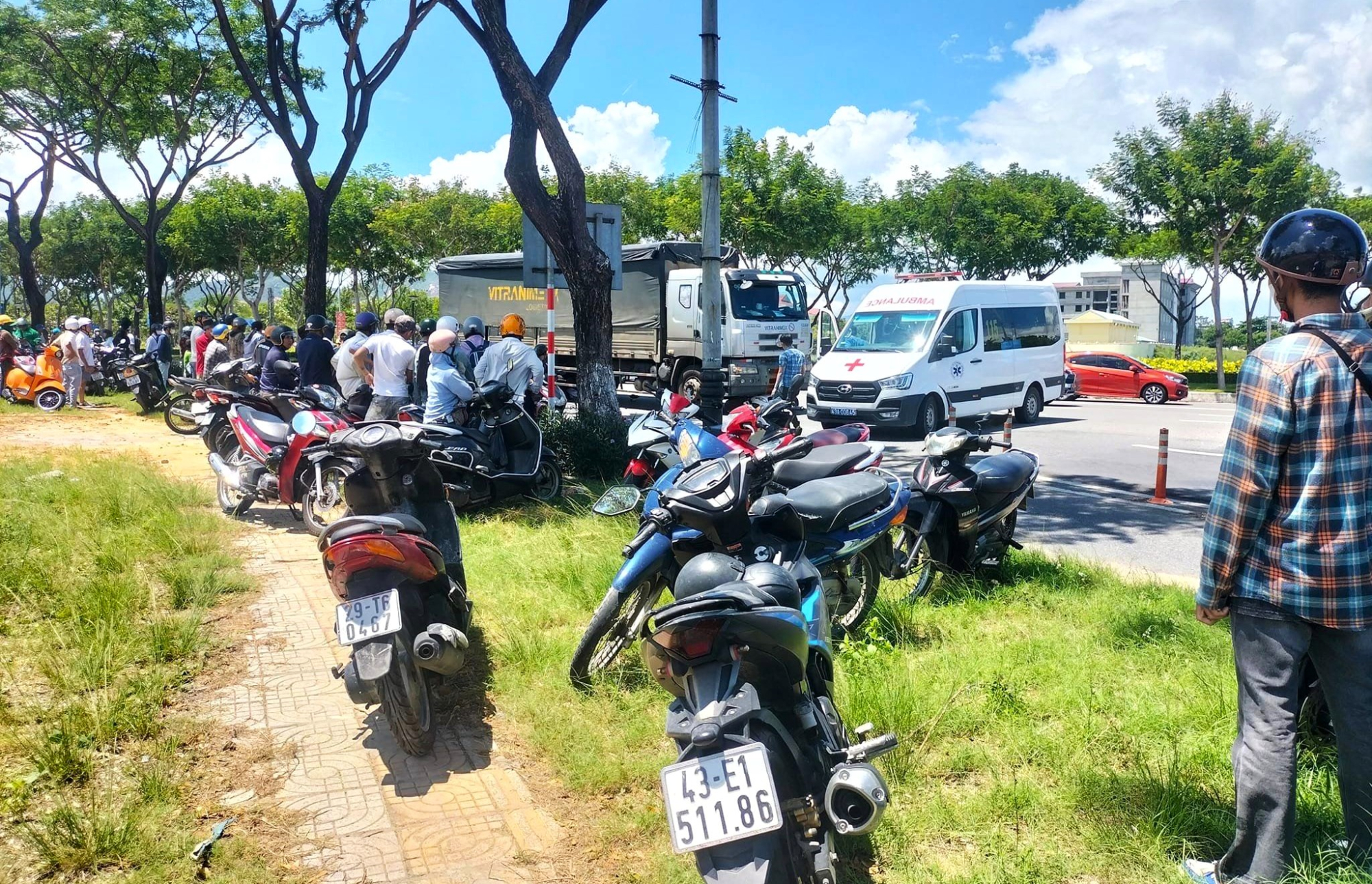 da nang 2 nu sinh bi o to tai tong tu vong tren duong di hoc ve hinh 2