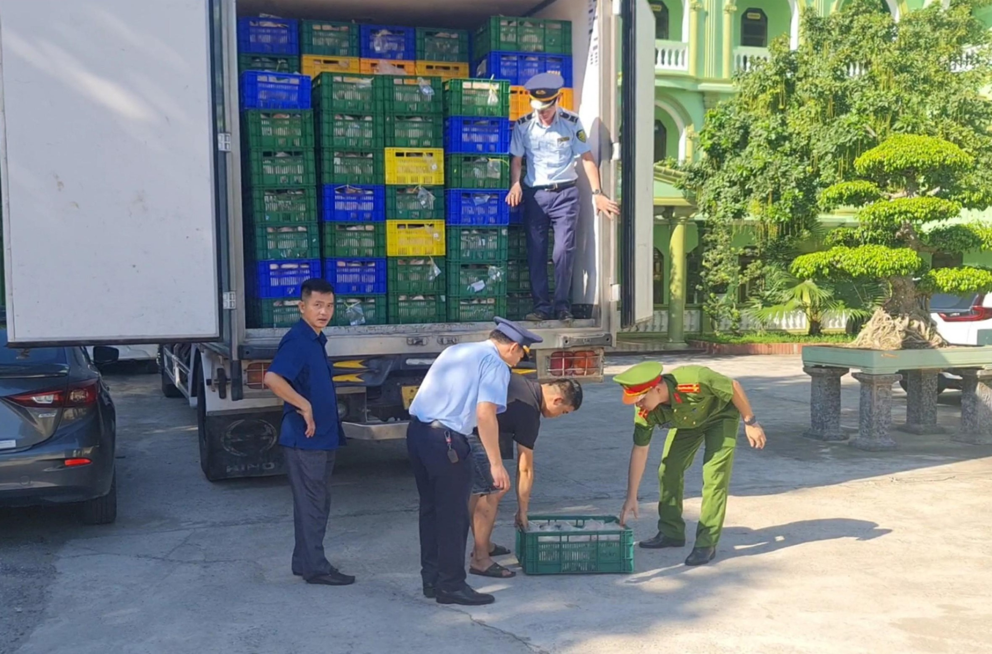 nghe an phat hien 8 tan ga dong lanh khong ro nguon goc da boc mui hoi thoi hinh 1