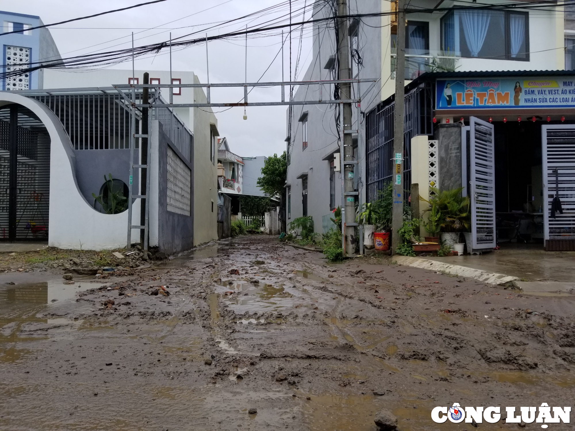 da nang bun dat tu cum cong nghiep cam le tran vao khu dan cu hinh 3