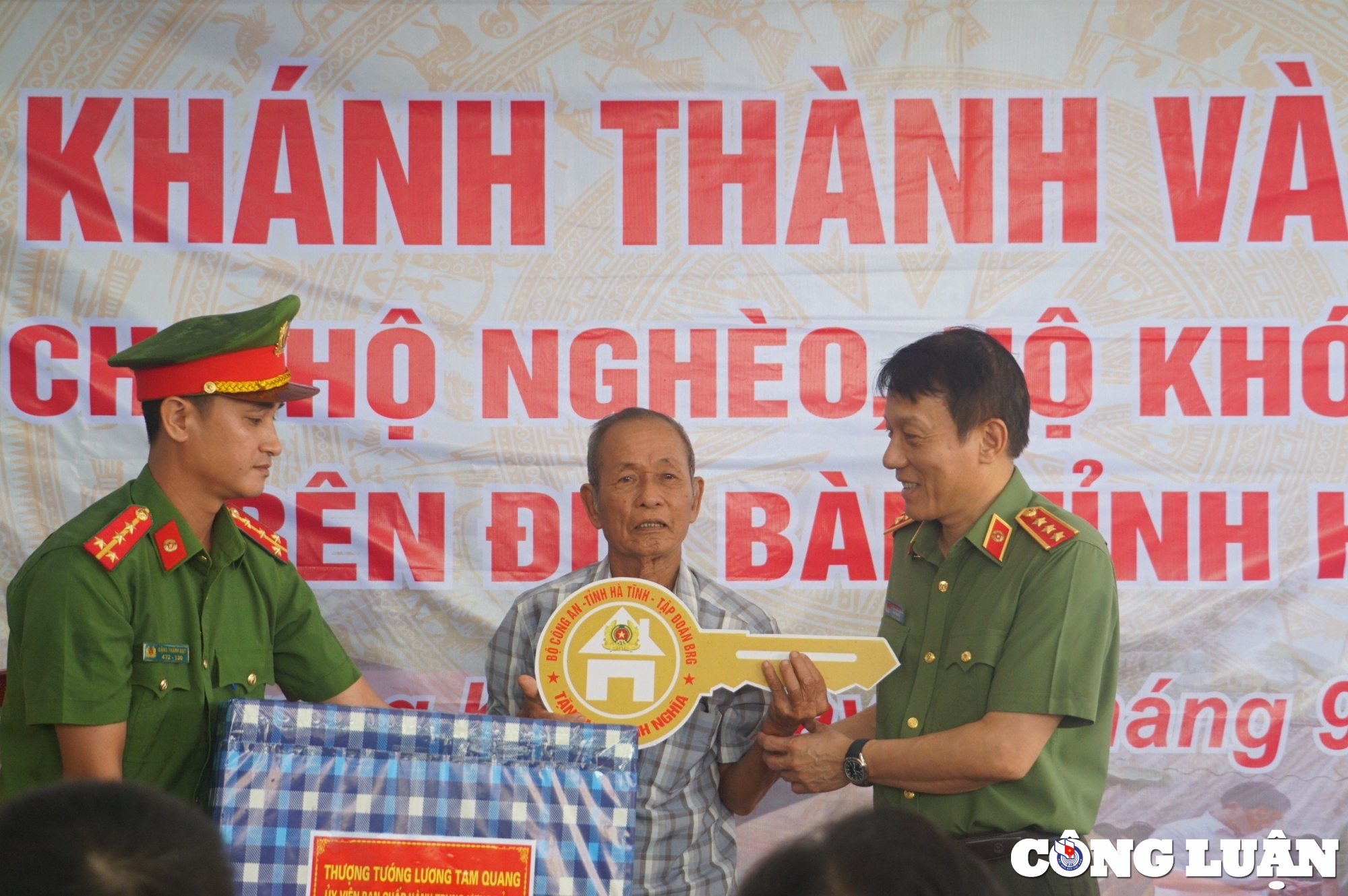 bo cong an ban giao 600 ngoi nha cho nguoi ngheo nguoi kho khan o ha tinh hinh 2