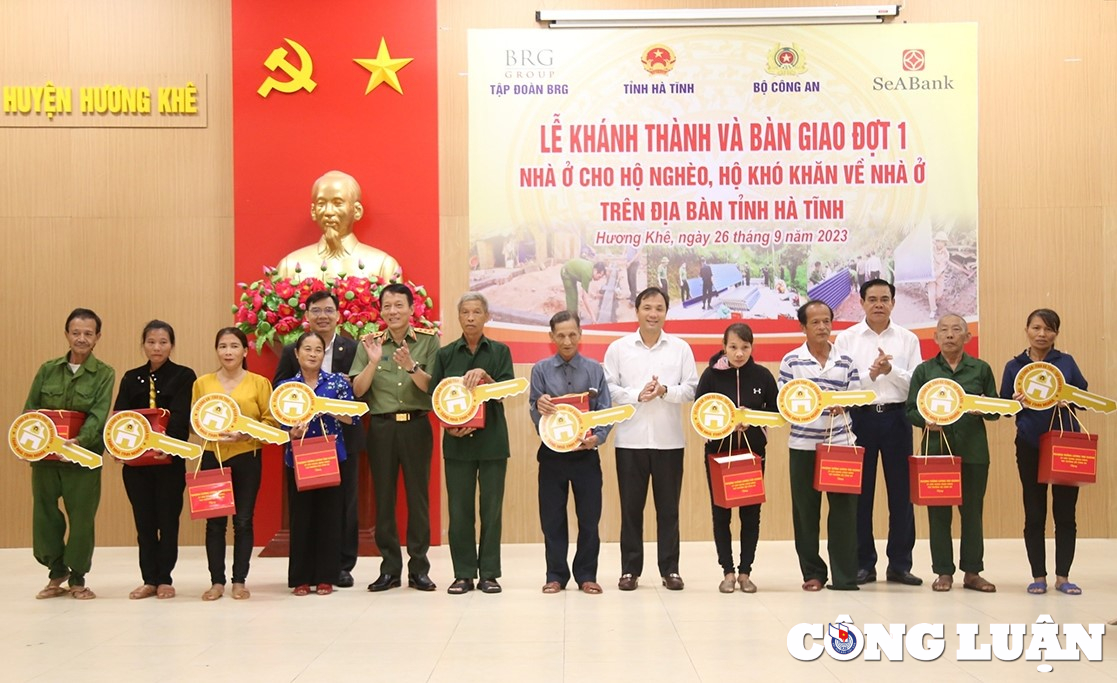 bo cong an ban giao 600 ngoi nha cho nguoi ngheo nguoi kho khan o ha tinh hinh 1