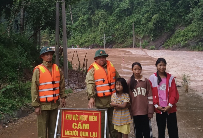 quang binh 17 thon ban va nhieu tuyen duong bi chia cat do mua lon hinh 1