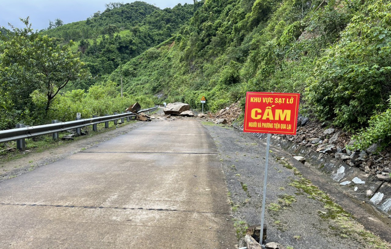 quang binh 17 thon ban va nhieu tuyen duong bi chia cat do mua lon hinh 2