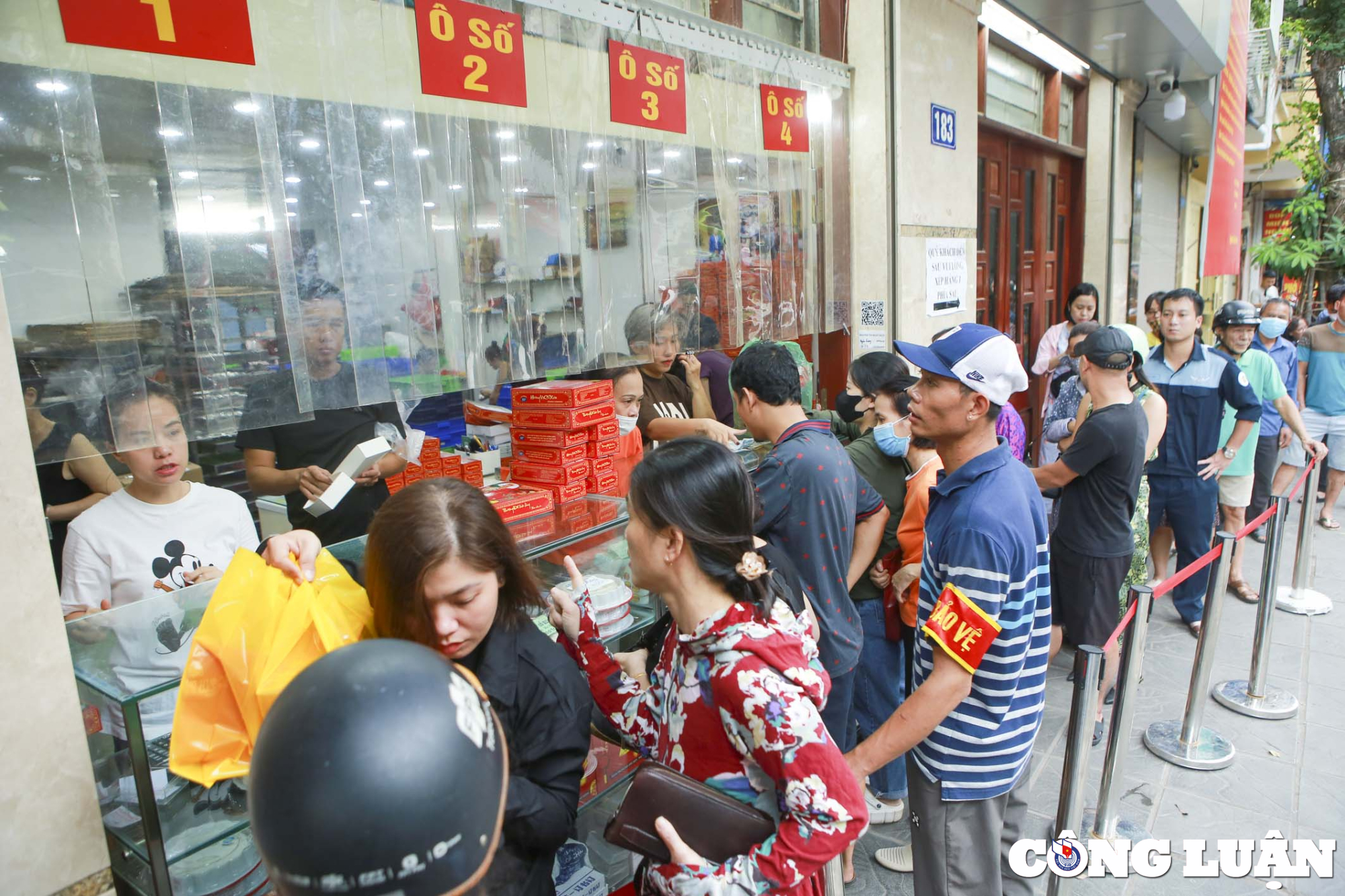 hang tram luot nguoi xep hang cho doi mua banh trung thu o ha noi hinh 14