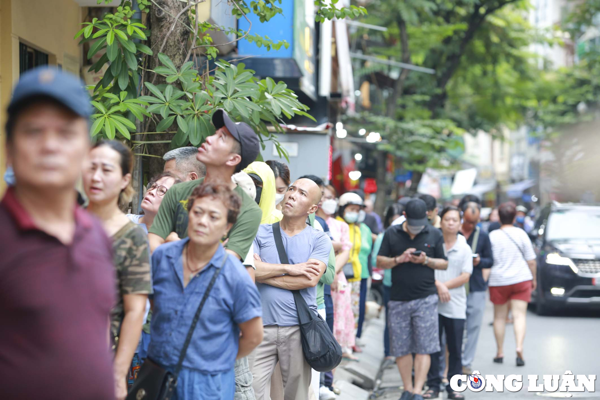 hang tram luot nguoi xep hang cho doi mua banh trung thu o ha noi hinh 15