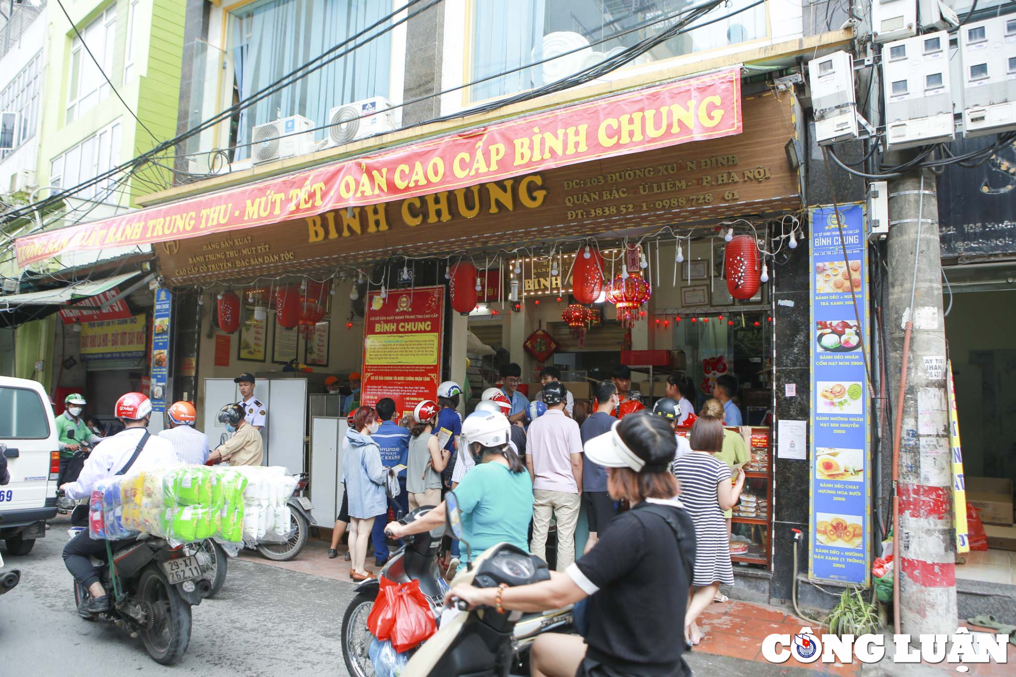 hang tram luot nguoi xep hang cho doi mua banh trung thu o ha noi hinh 16