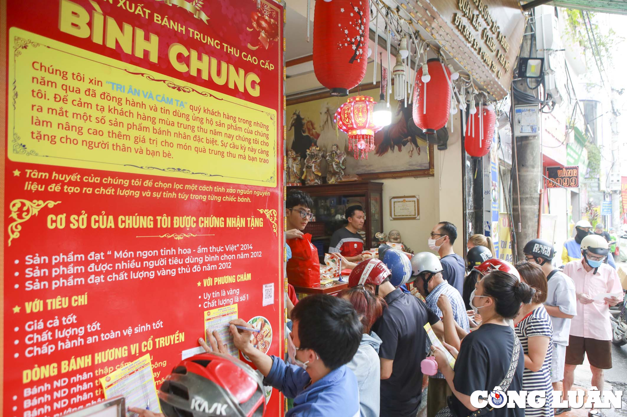 hang tram luot nguoi xep hang cho doi mua banh trung thu o ha noi hinh 17