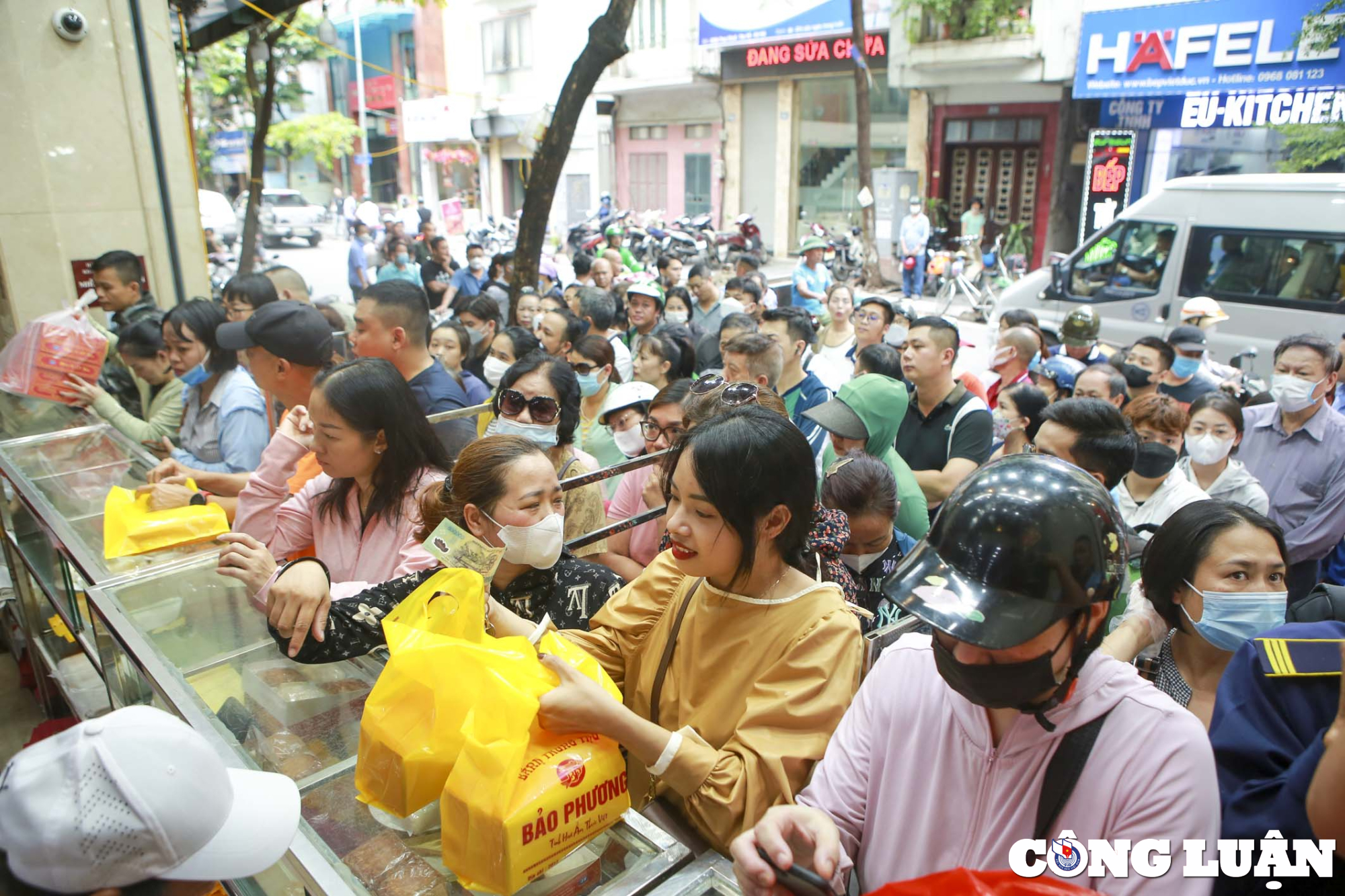 hang tram luot nguoi xep hang cho doi mua banh trung thu o ha noi hinh 9