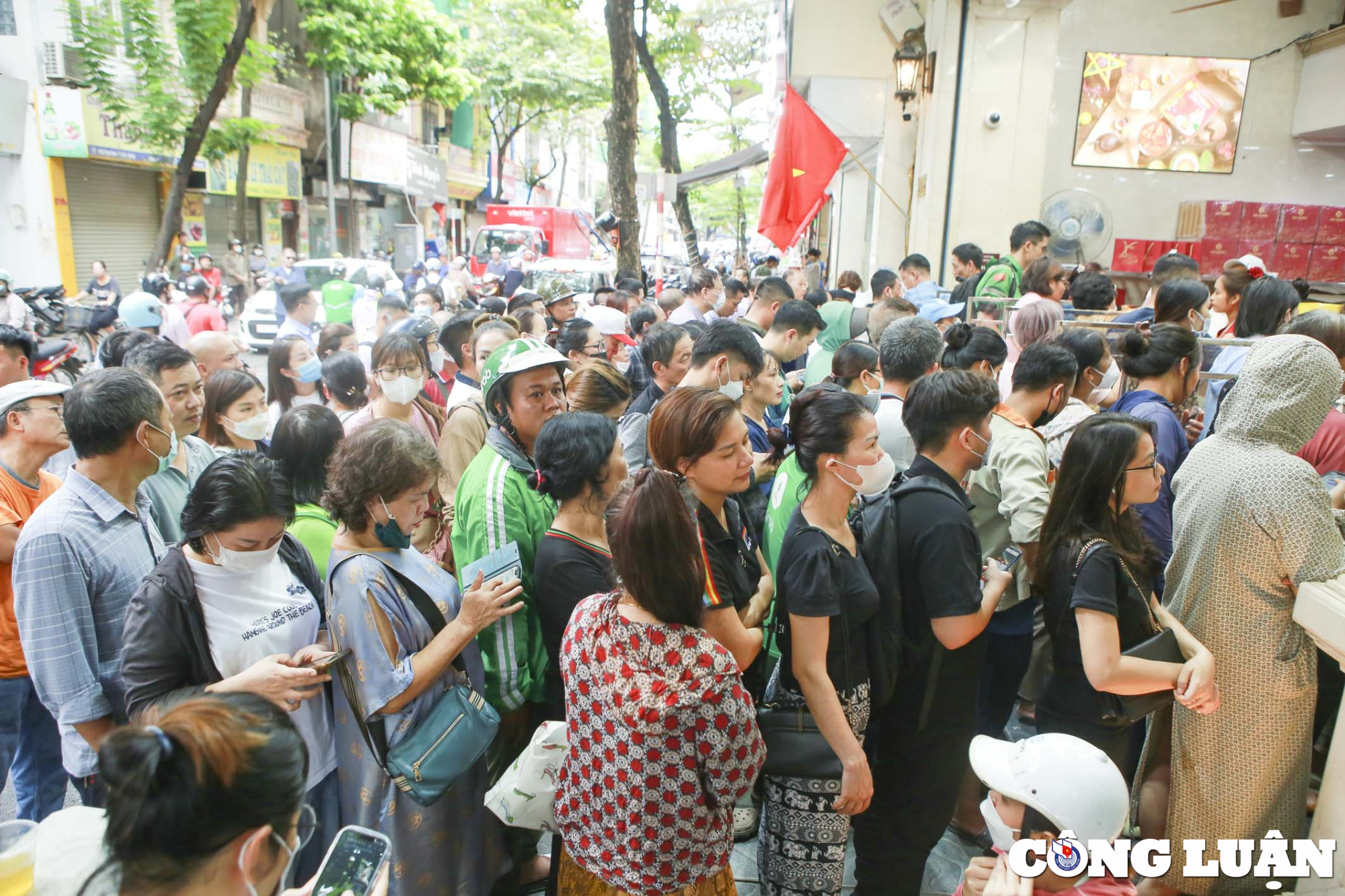 hang tram luot nguoi xep hang cho doi mua banh trung thu o ha noi hinh 4