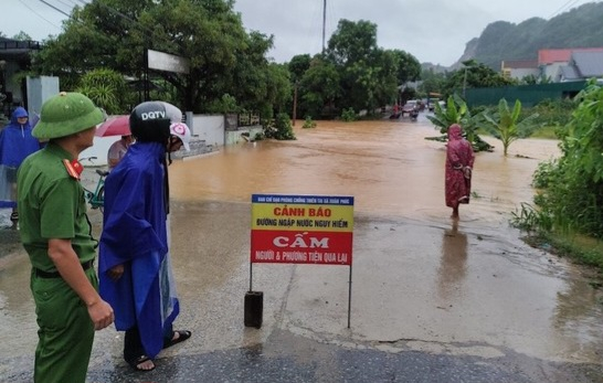 cong an thanh hoa giup dan phong chong mua lu hinh 4