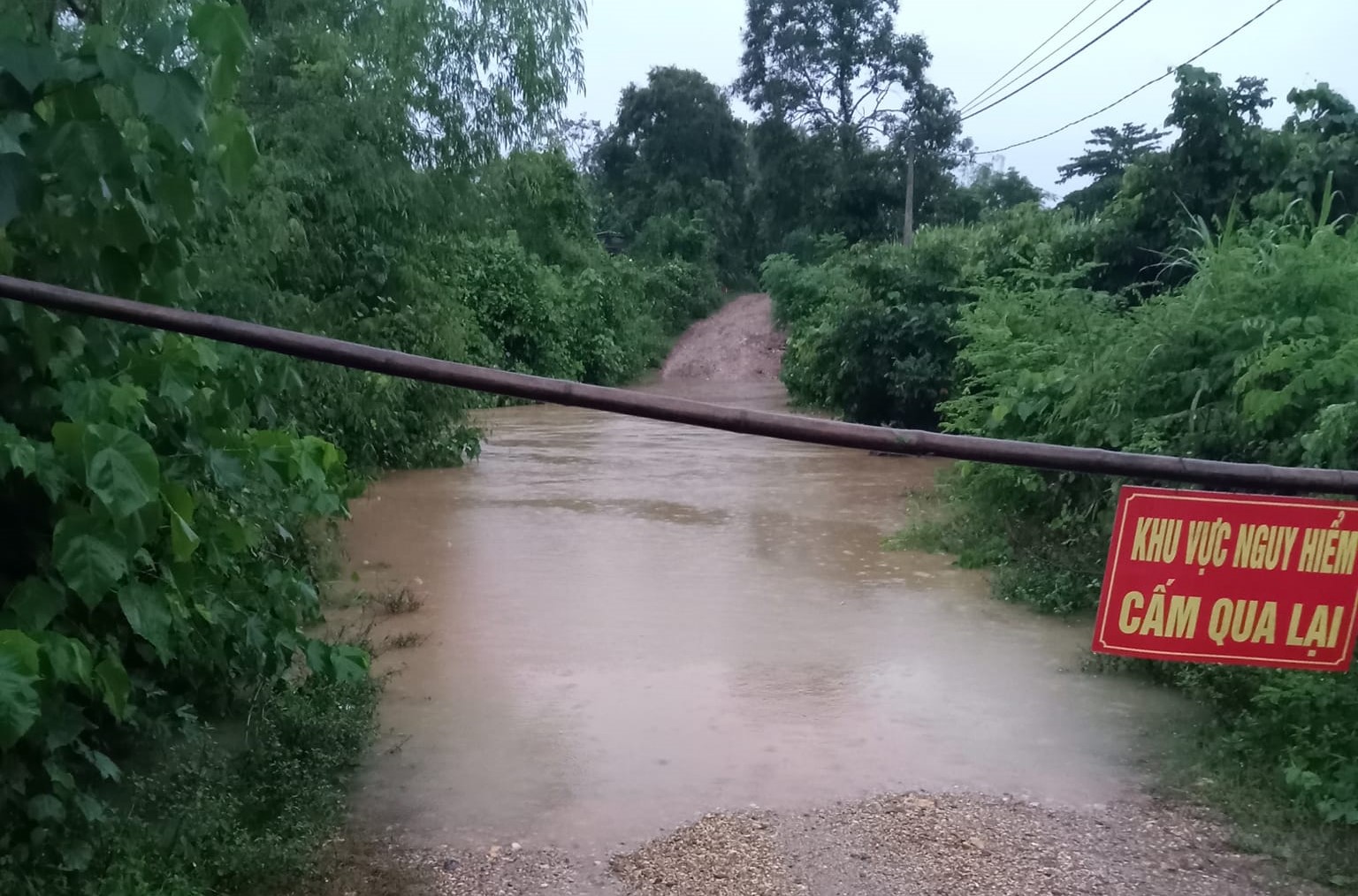 mua lu tai mien trung khien 1 nguoi chet hang tram ngoi nha thiet hai nang hinh 1