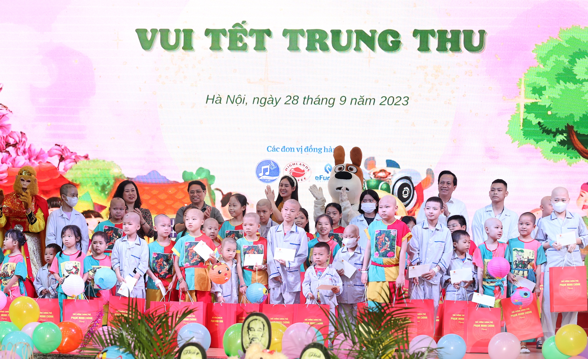 thu tuong pham minh chinh dong vien tang qua cac benh nhi nhan dip tet trung thu nam 2023 hinh 4