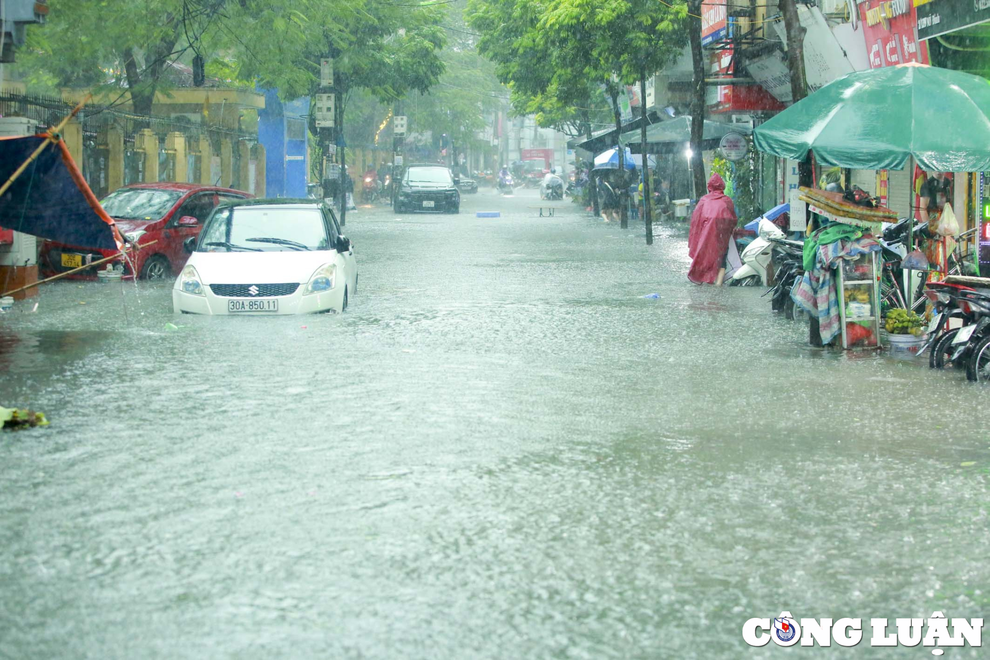 ha noi mua lon nhieu tuyen duong chim trong bien nuoc hinh 1