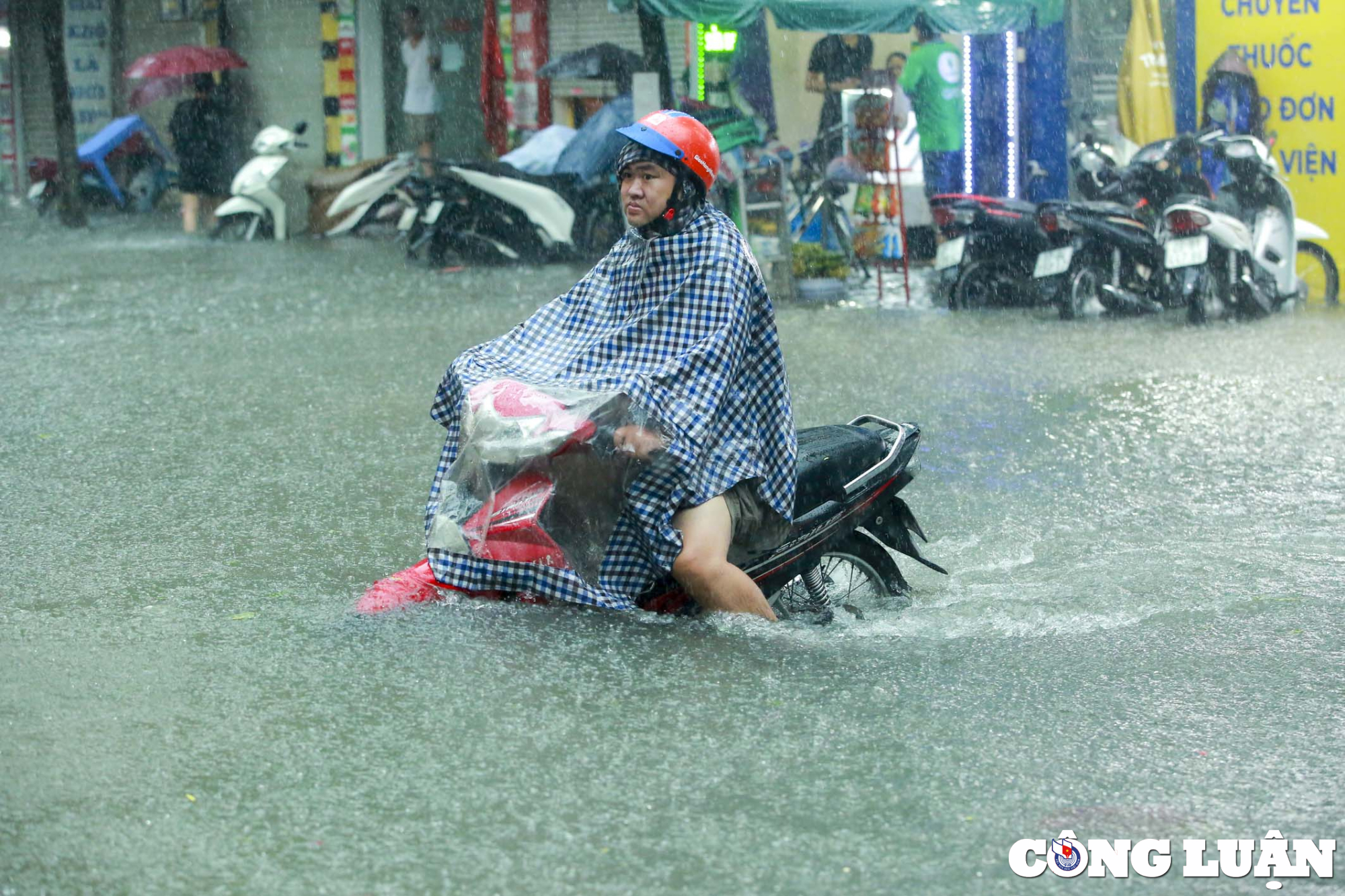 ha noi mua lon nhieu tuyen duong chim trong bien nuoc hinh 5