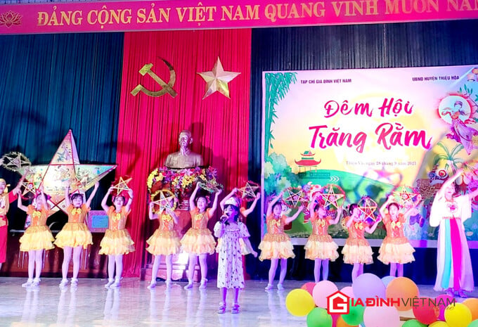 gia dinh viet nam mang yeu thuong den mua trung thu dau tien cho tre em van chai hinh 5