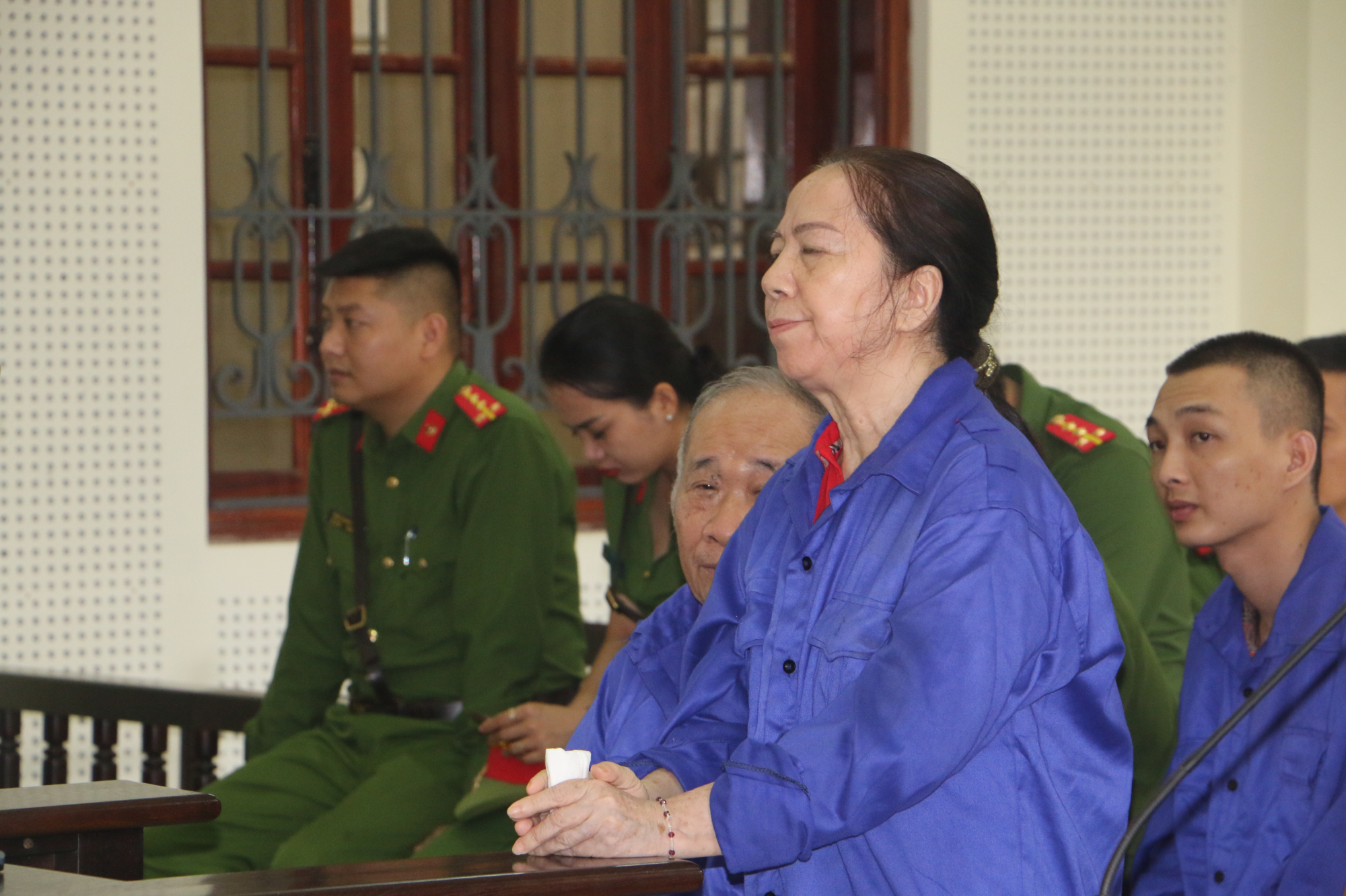 lua dao hang tram khach hang vo chong dai gia vao tu hinh 1