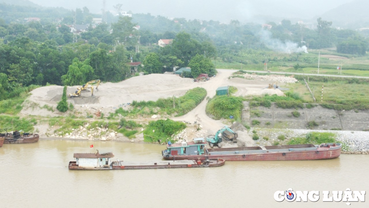 xa minh quang ba vi ben bai ngang nhien hoat dong trai phep trong mua mua lu hinh 1