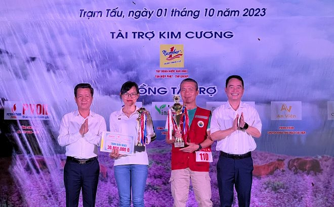 van dong vien 51 tuoi chinh phuc noc nha yen bai gan 10km trong 2 gio hinh 2