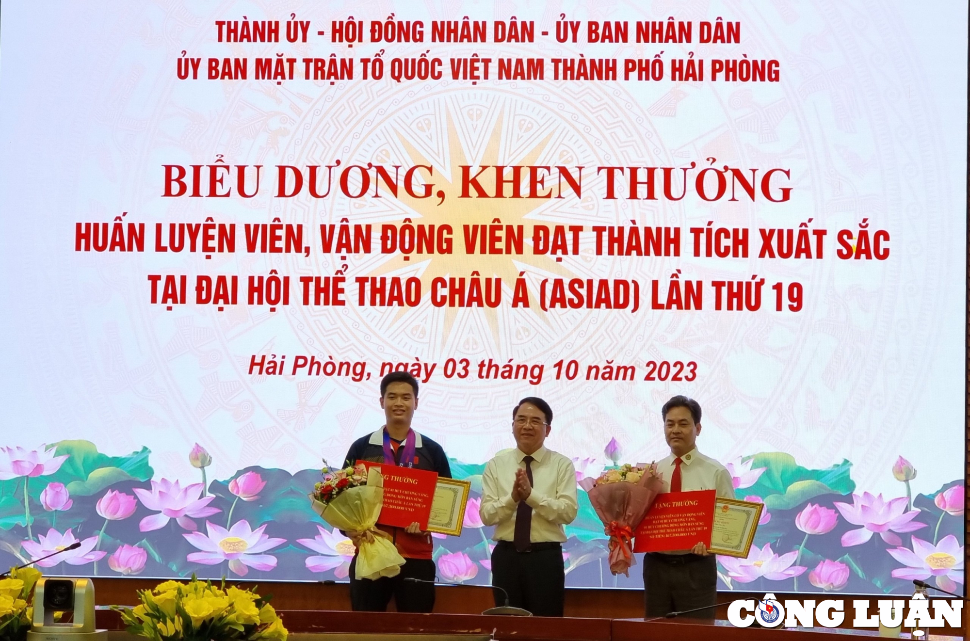 hai phong thuong hon 300 trieu dong cho thay tro xa thu pham quang huy gianh huy chuong vang asiad 19 hinh 1