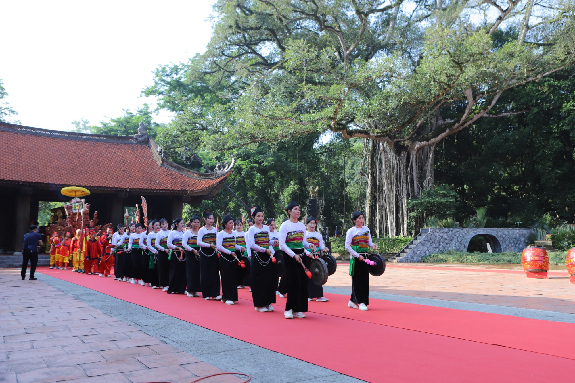 an tuong san khau thuc canh khoi nghia lam son  dau son ruc ro hinh 3