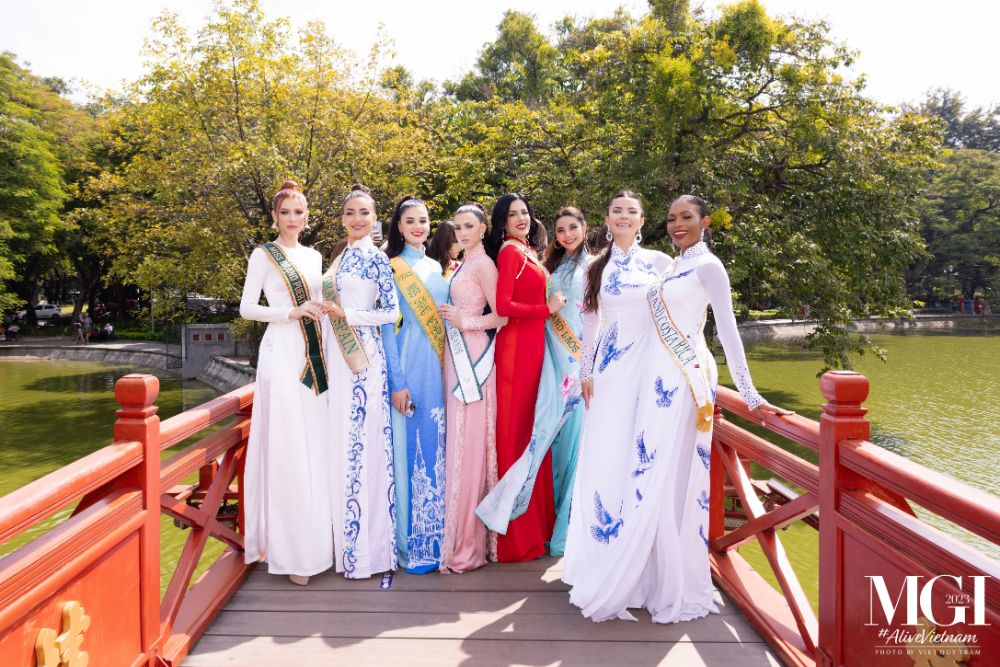 hon 70 hoa hau quoc te do sac trong ao dai cua ntk ngo nhat huy hinh 3