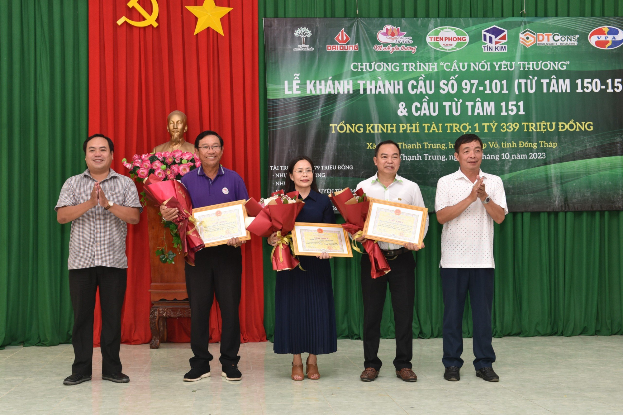 nhua tien phong tiep tuc khoi cong va khanh thanh cau noi yeu thuong tai tinh dong thap va tinh hau giang hinh 2