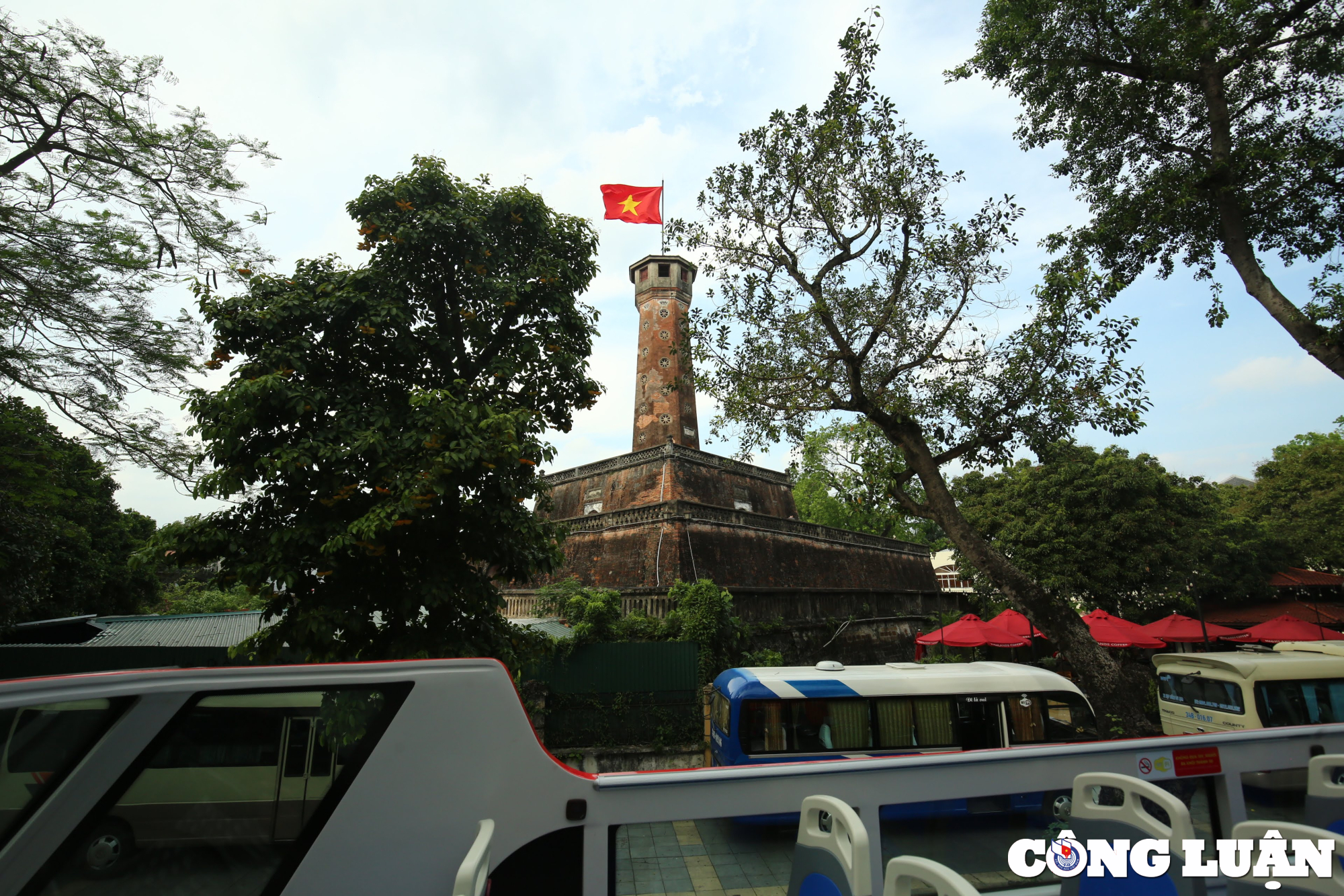 trai nghiem di xe buyt 2 tang ngam mua thu ha noi hinh 4