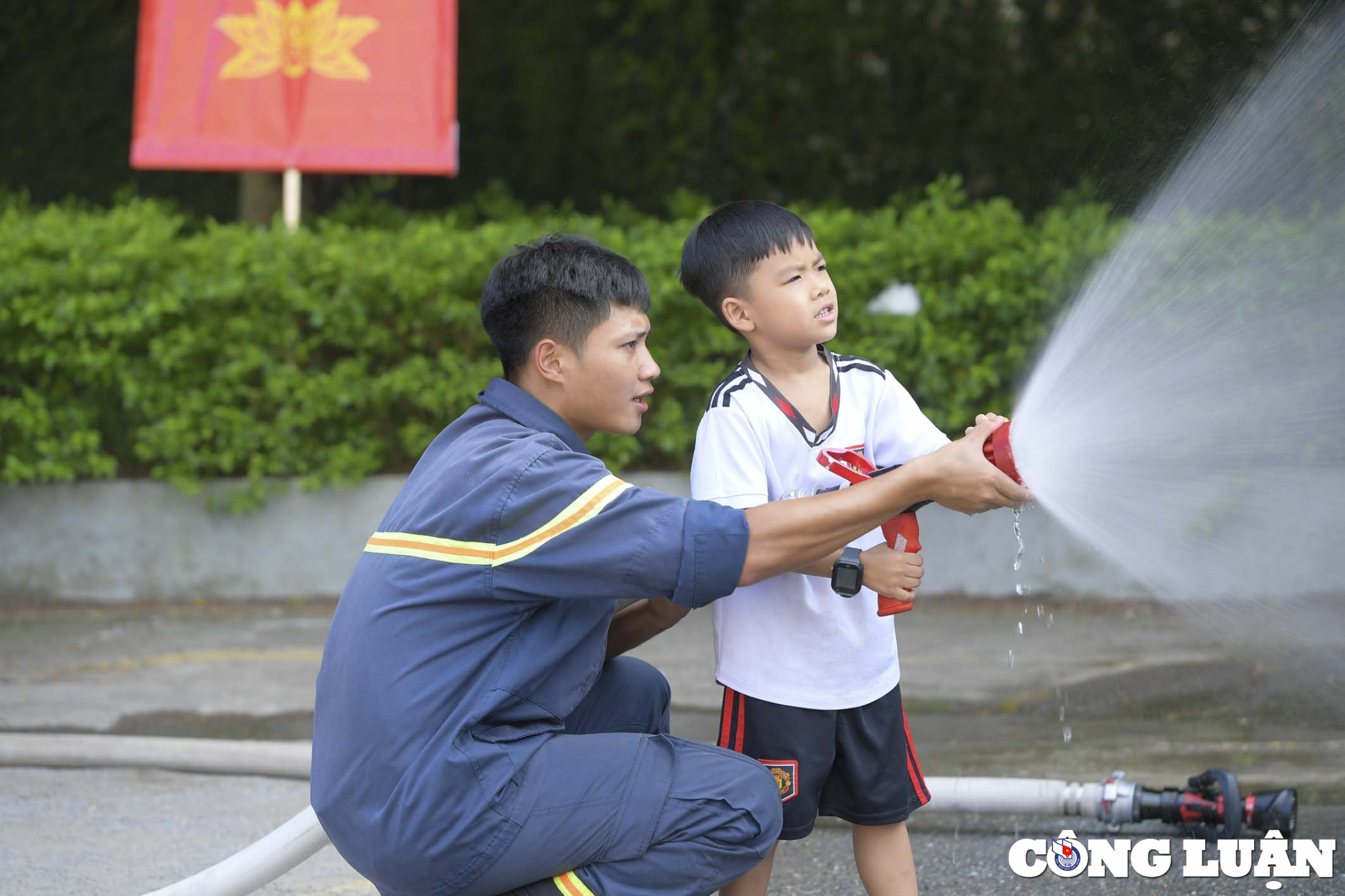 ha noi nhieu tre em hao hung khi duoc trai nghiem ky nang chua chay hinh 6