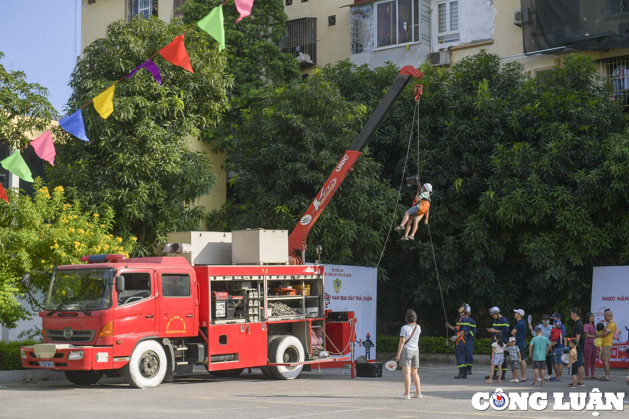 ha noi nhieu tre em hao hung khi duoc trai nghiem ky nang chua chay hinh 2