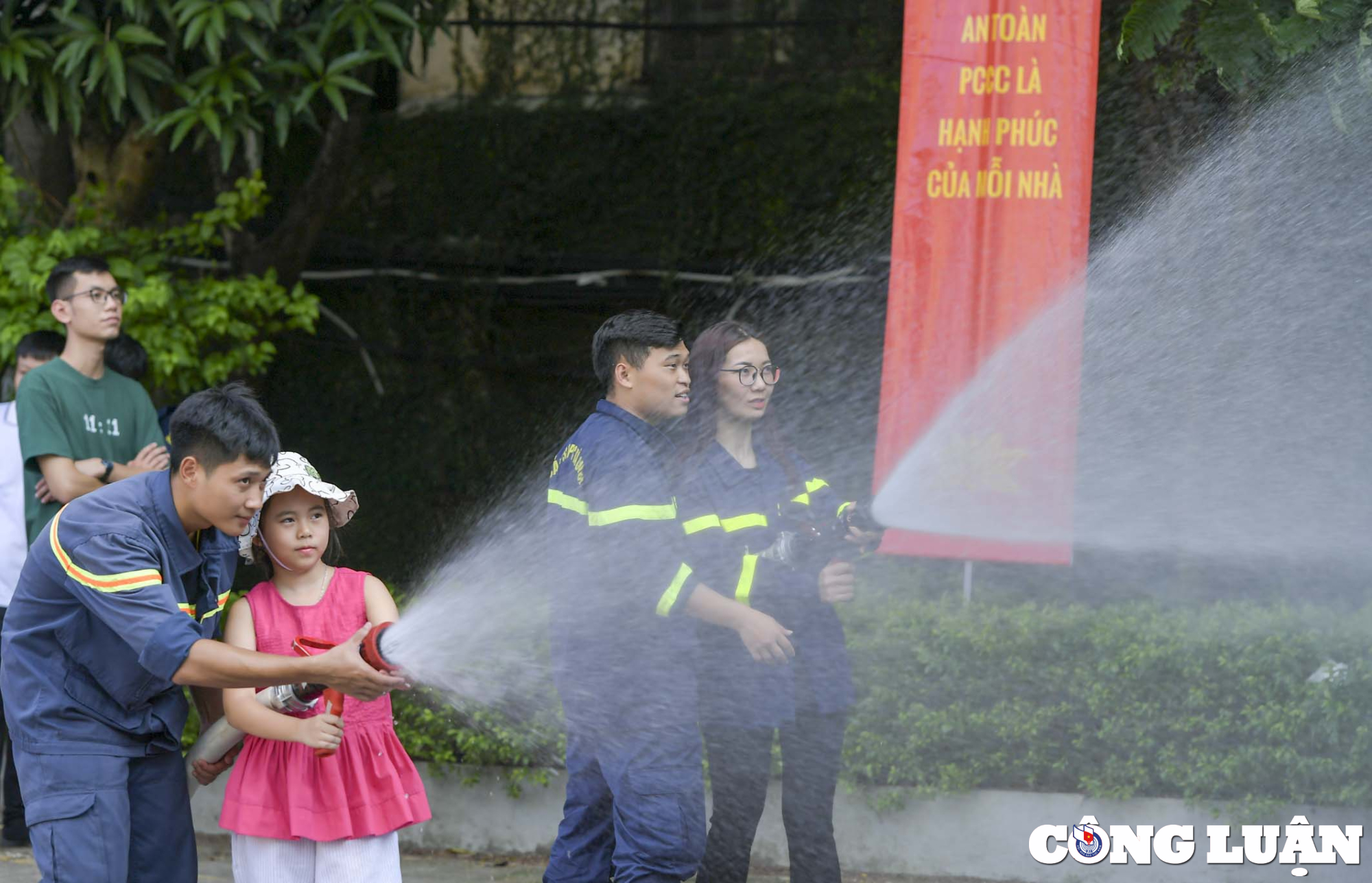 ha noi nhieu tre em hao hung khi duoc trai nghiem ky nang chua chay hinh 5