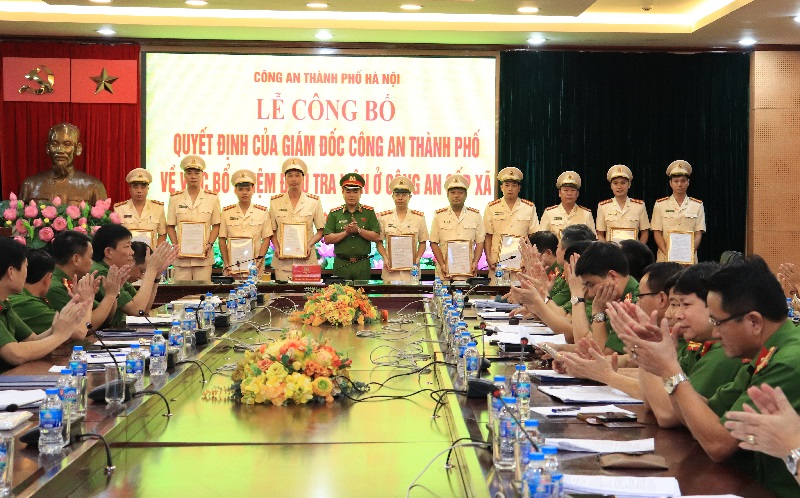 Thiếu tướng Nguyễn Thanh Tùng, Phó Giám đốc CATP, trao quyết định Điều tra viên cấp xã
