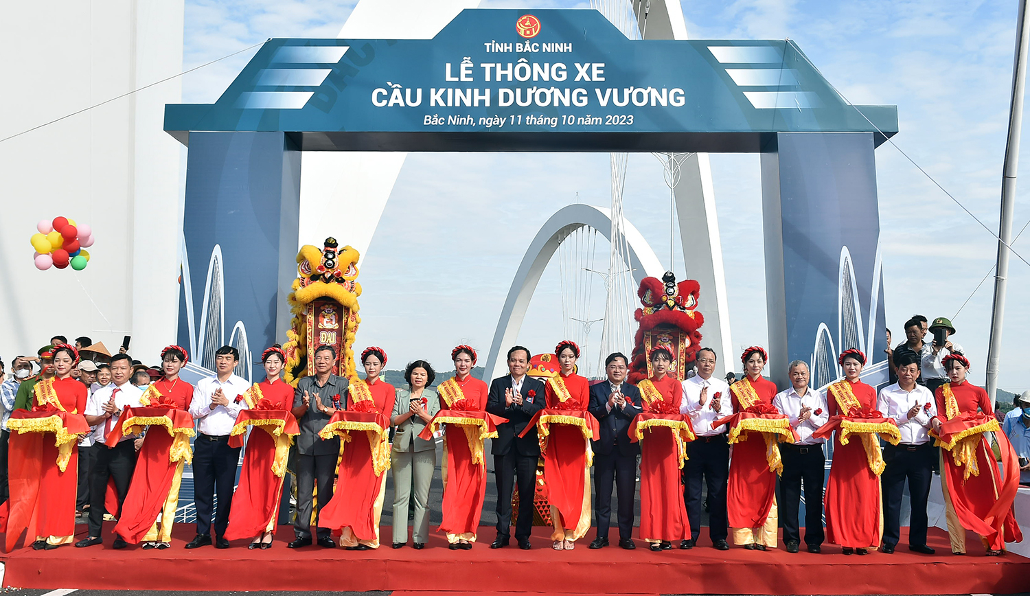 pho thu tuong tran luu quang du khanh thanh cau vom thep cao nhat viet nam va nha may ban dan tai bac ninh hinh 1