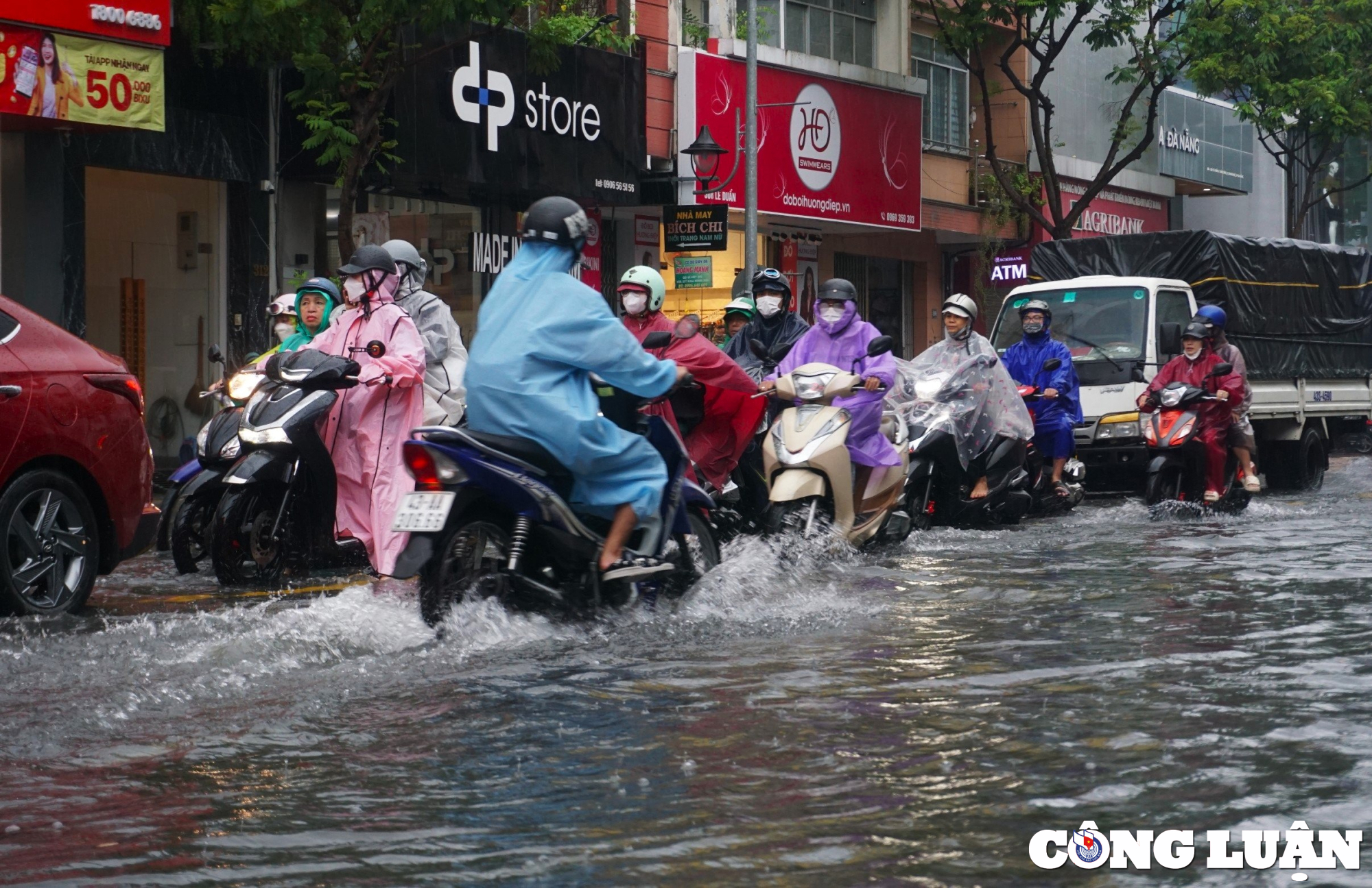 duong pho bi ngap sau nguoi da nang bi bom day xe trong bien nuoc hinh 9