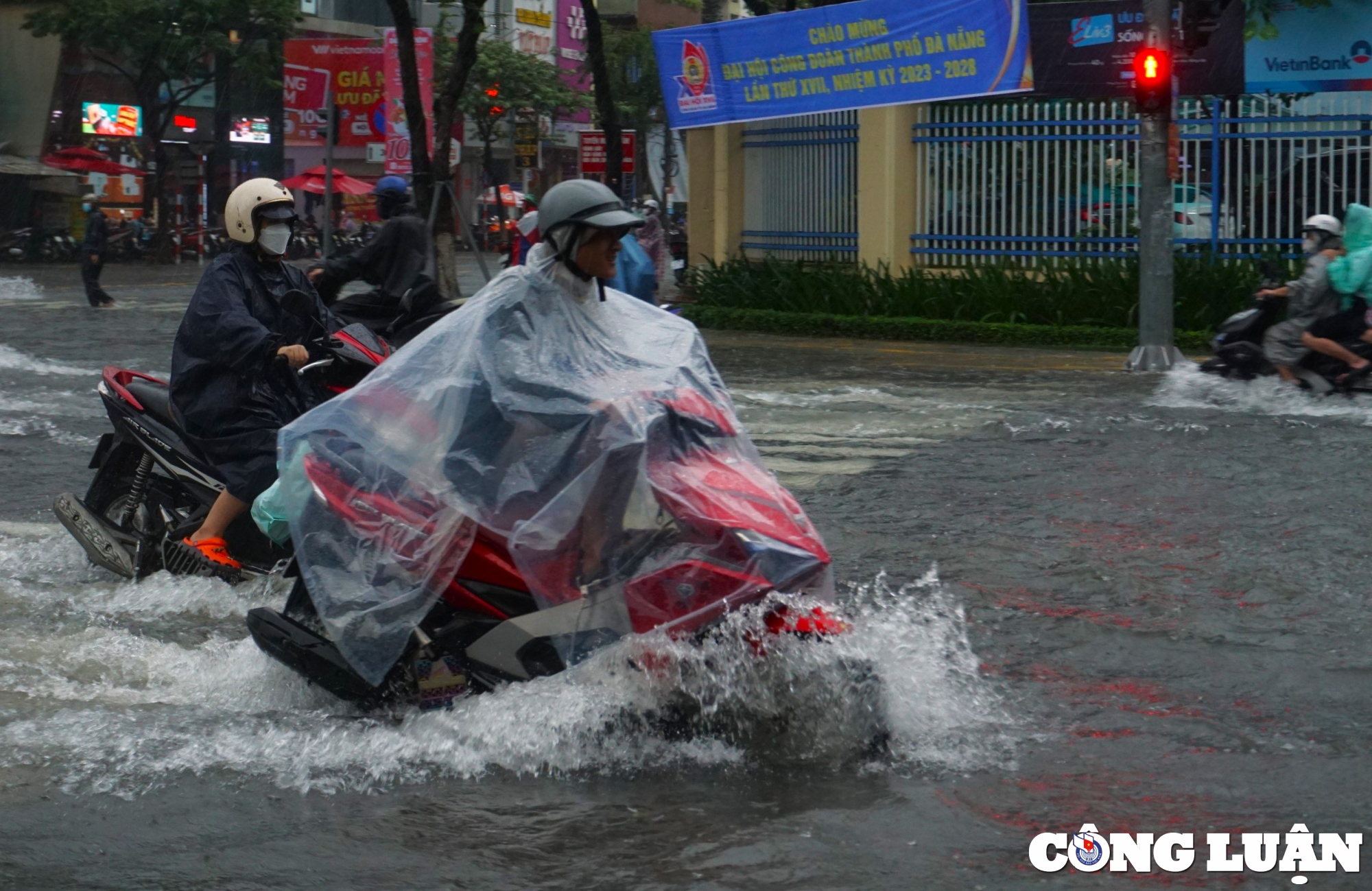 duong pho bi ngap sau nguoi da nang bi bom day xe trong bien nuoc hinh 3