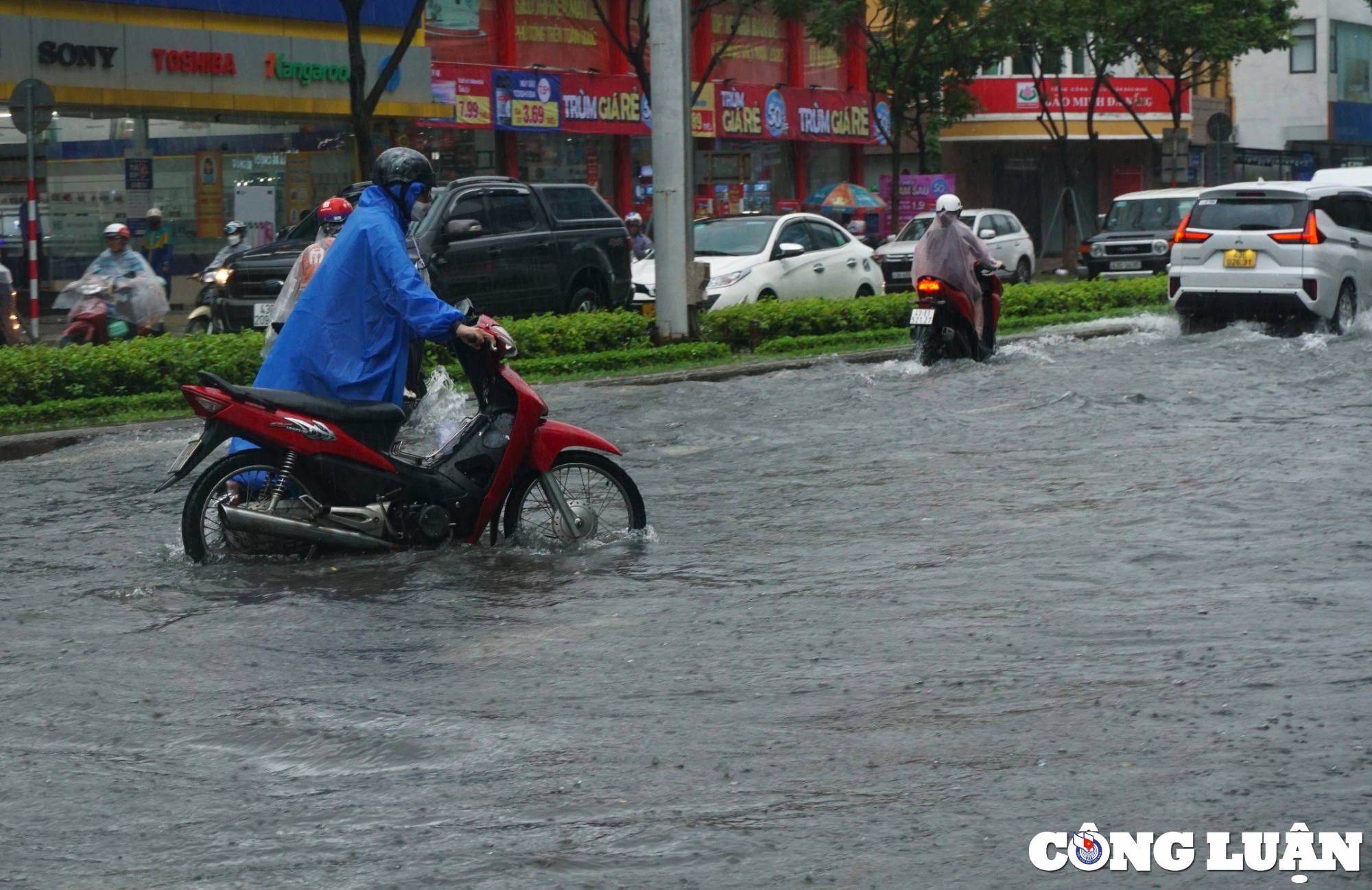 duong pho bi ngap sau nguoi da nang bi bom day xe trong bien nuoc hinh 4